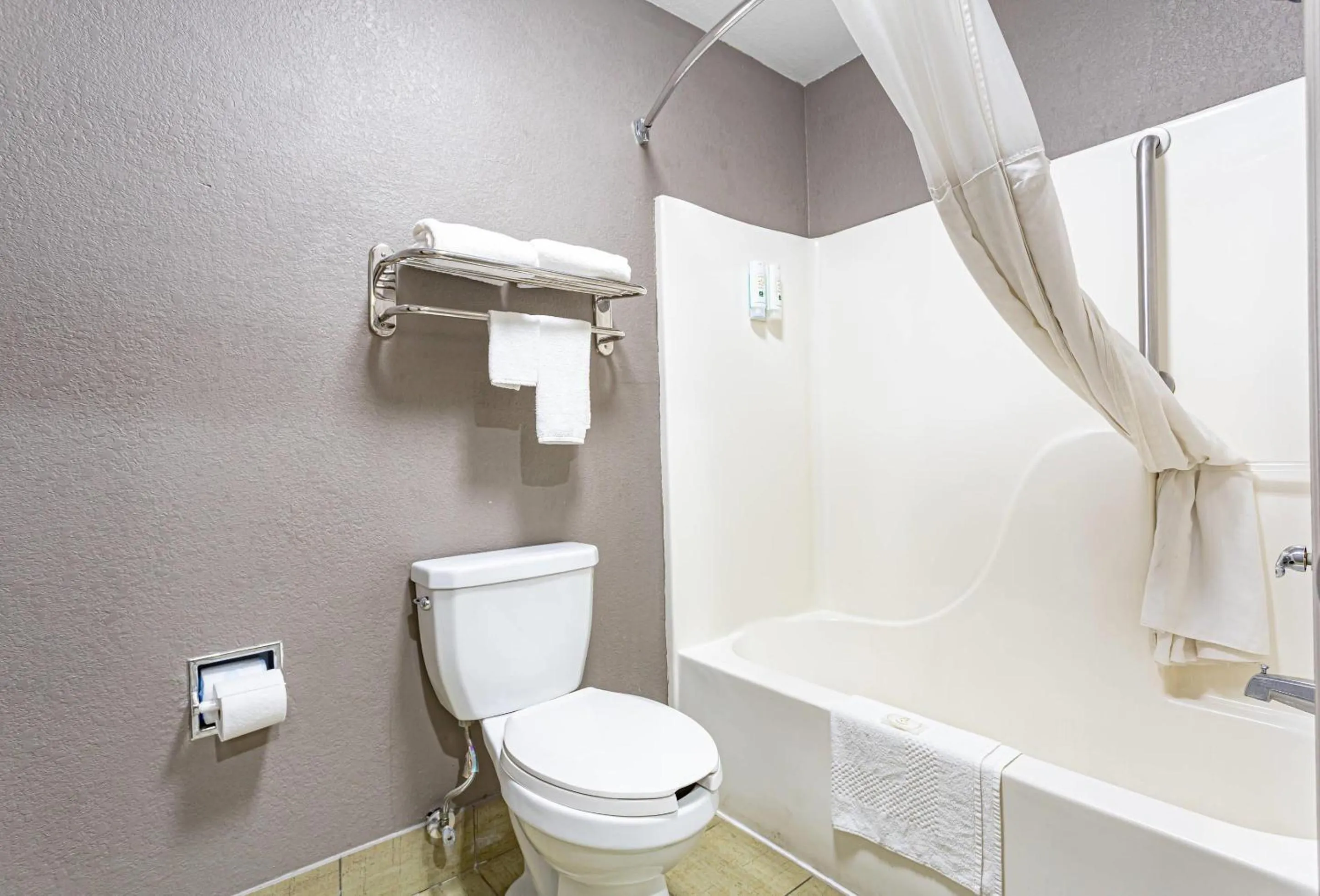 Bedroom in Quality Inn Edmund Pettus Bridge area