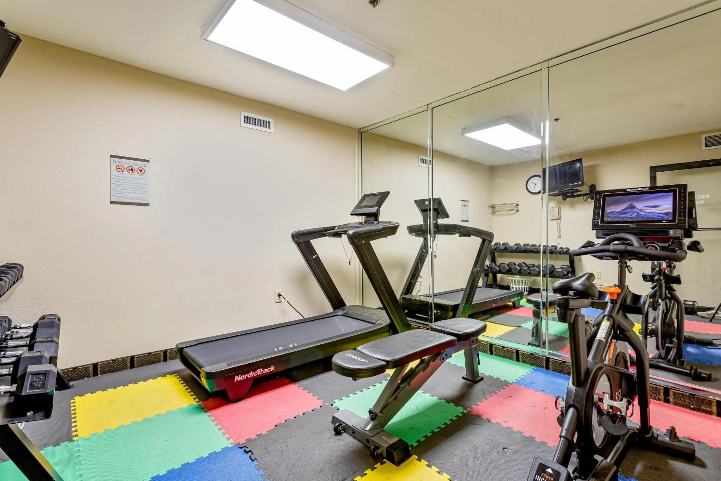 Fitness centre/facilities in Quality Inn Edmund Pettus Bridge area
