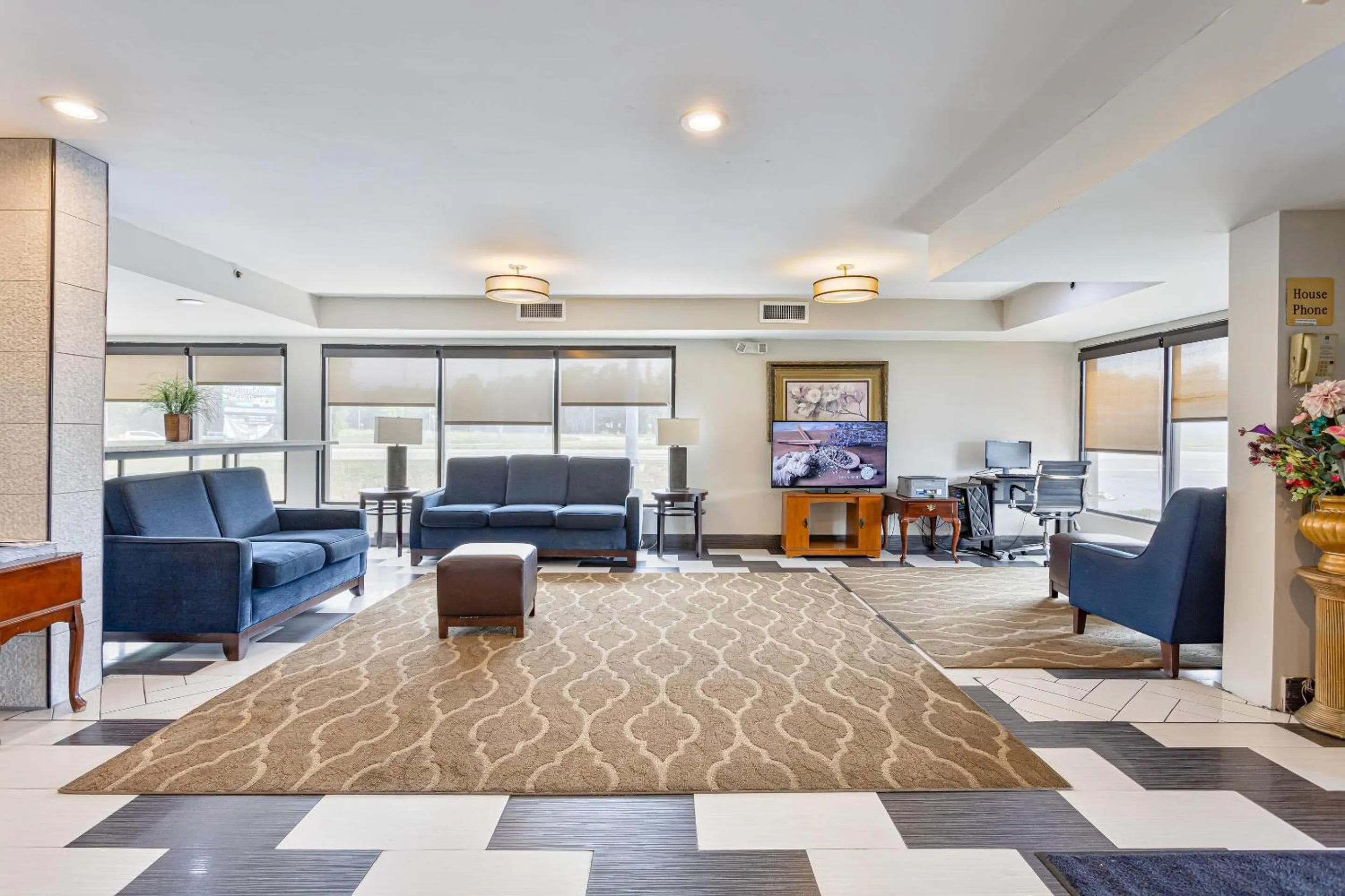 Lobby or reception in Quality Inn Edmund Pettus Bridge area
