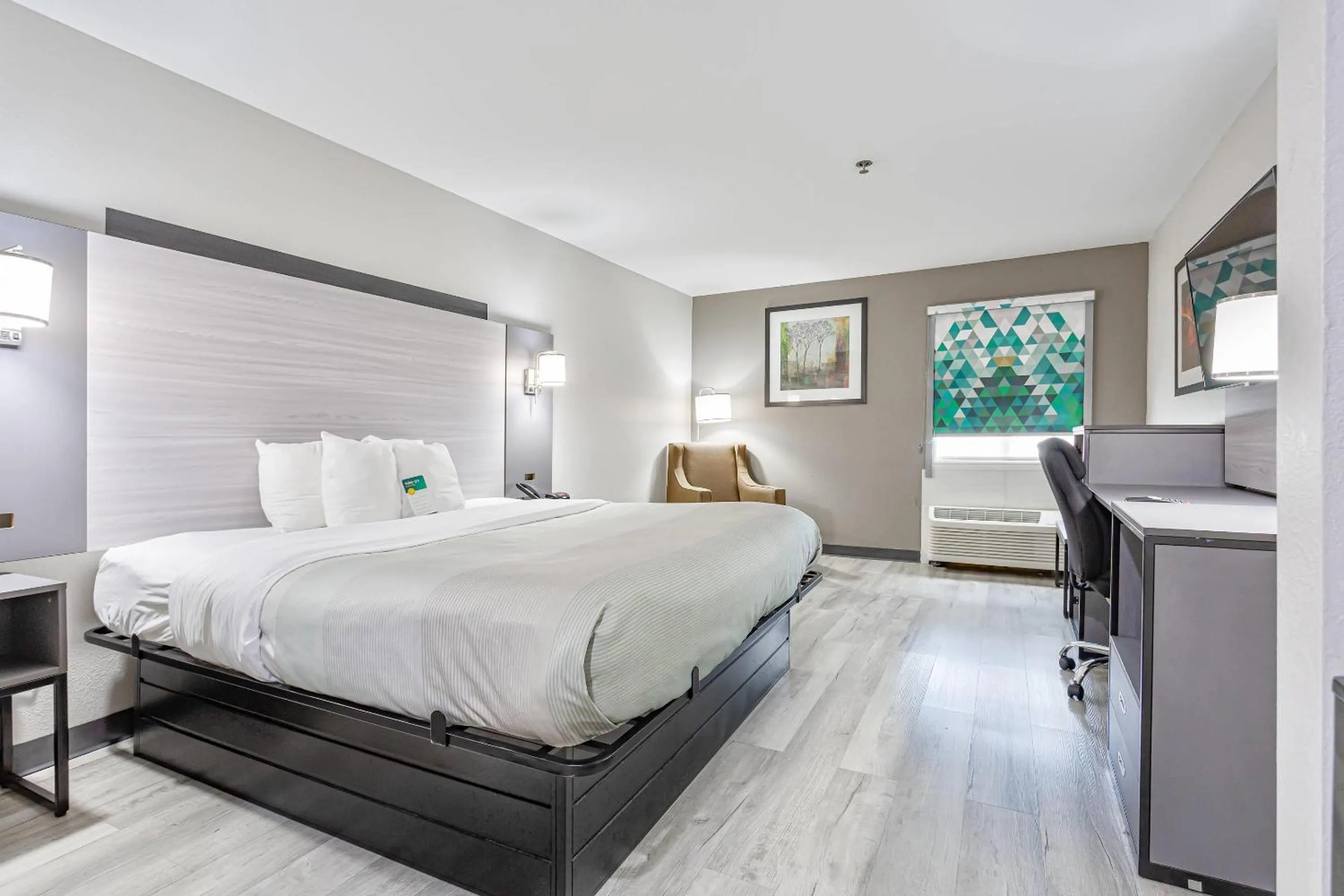 Bedroom, Bed in Quality Inn Edmund Pettus Bridge area