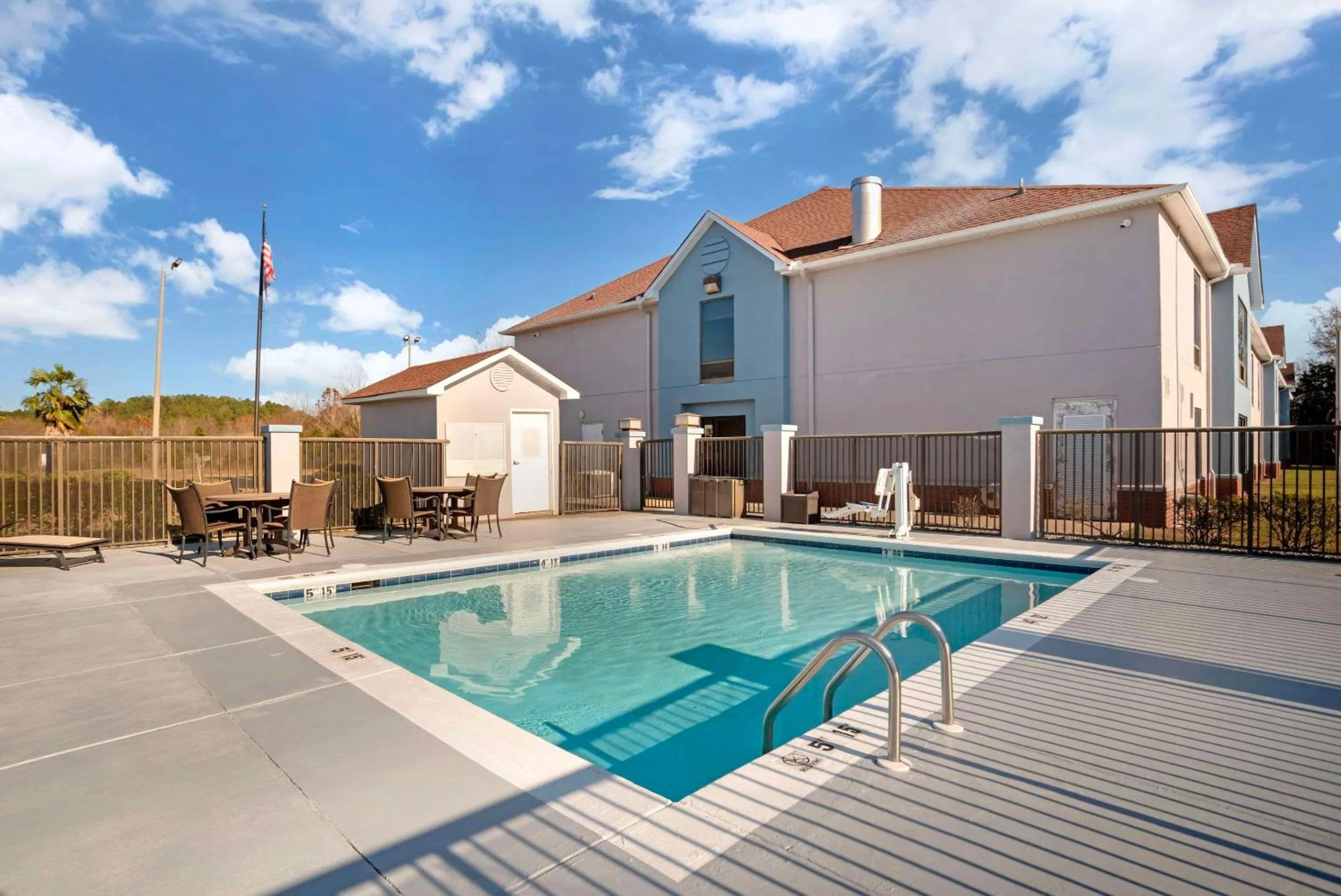 Swimming pool in Comfort Inn