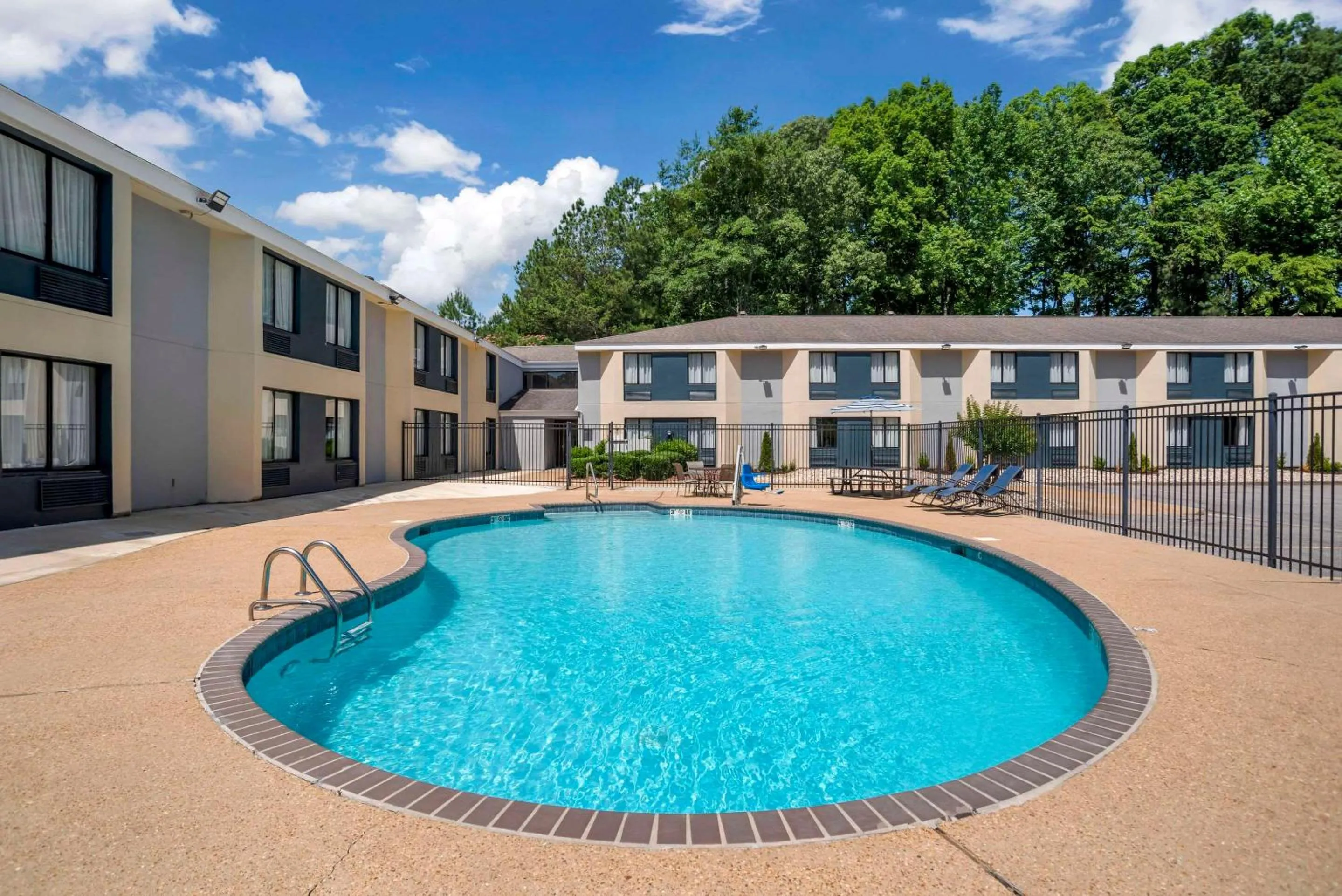 Swimming pool in Rodeway Inn Tuscaloosa near University
