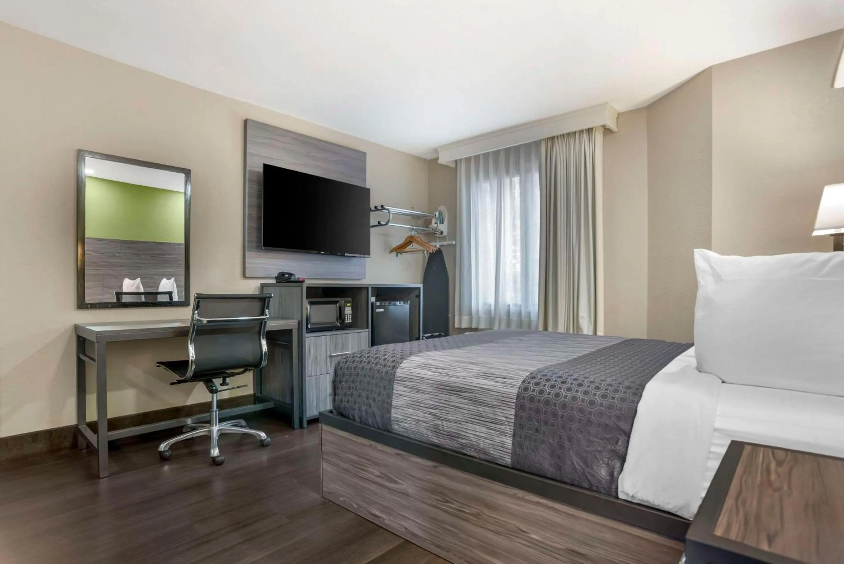 Bedroom, Bed in Rodeway Inn Tuscaloosa near University