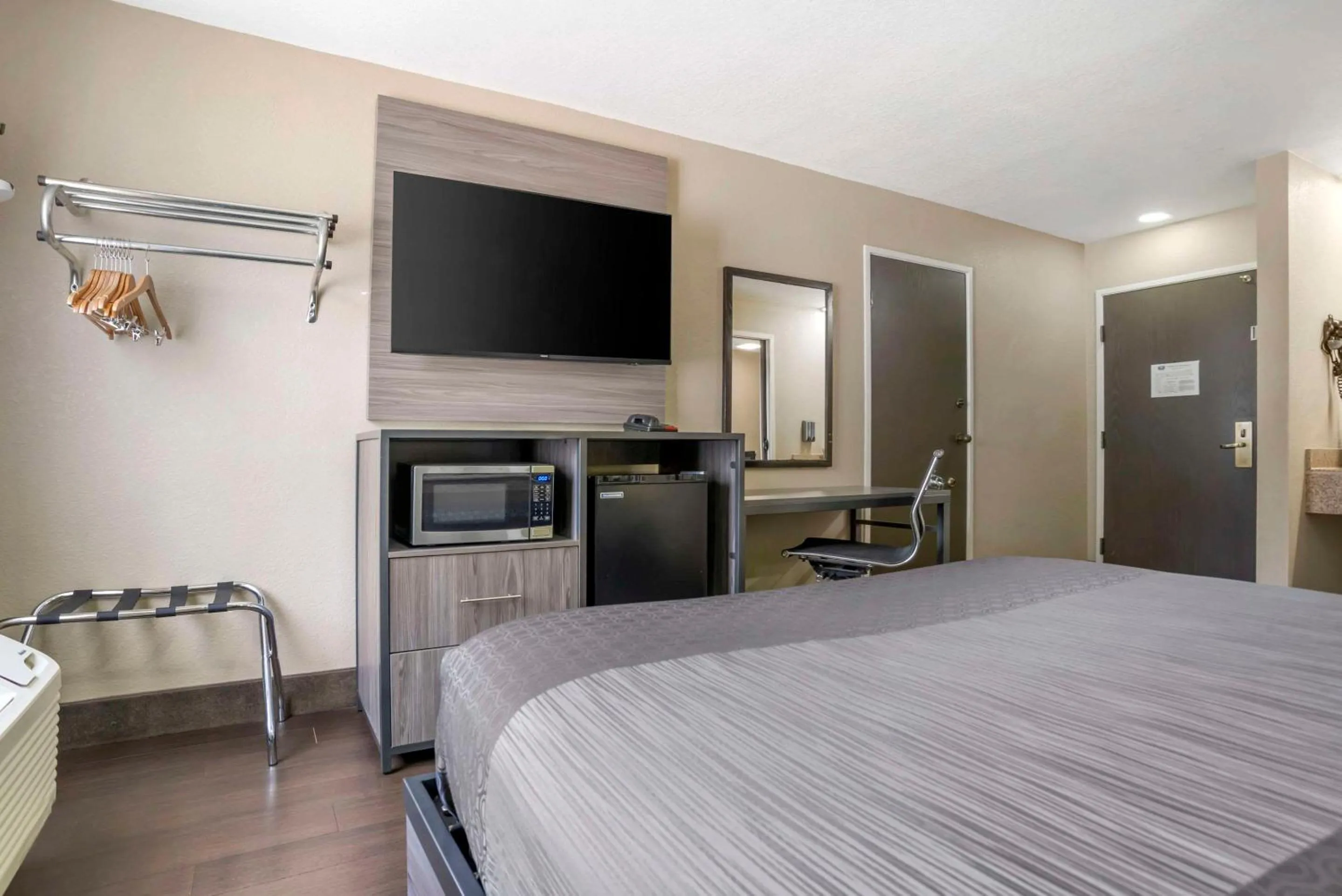 Bedroom, Bed in Rodeway Inn Tuscaloosa near University