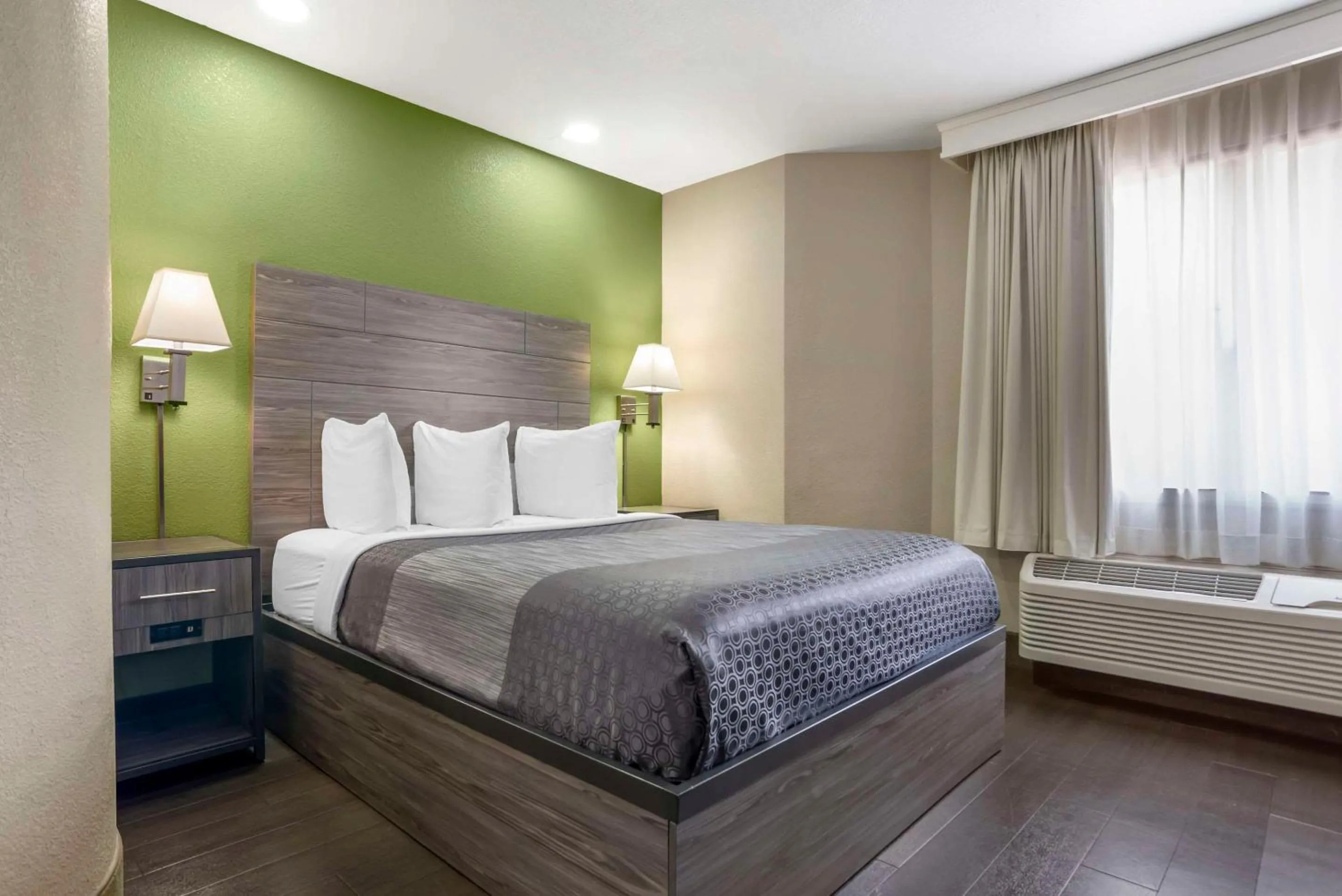 Bedroom, Bed in Rodeway Inn Tuscaloosa near University