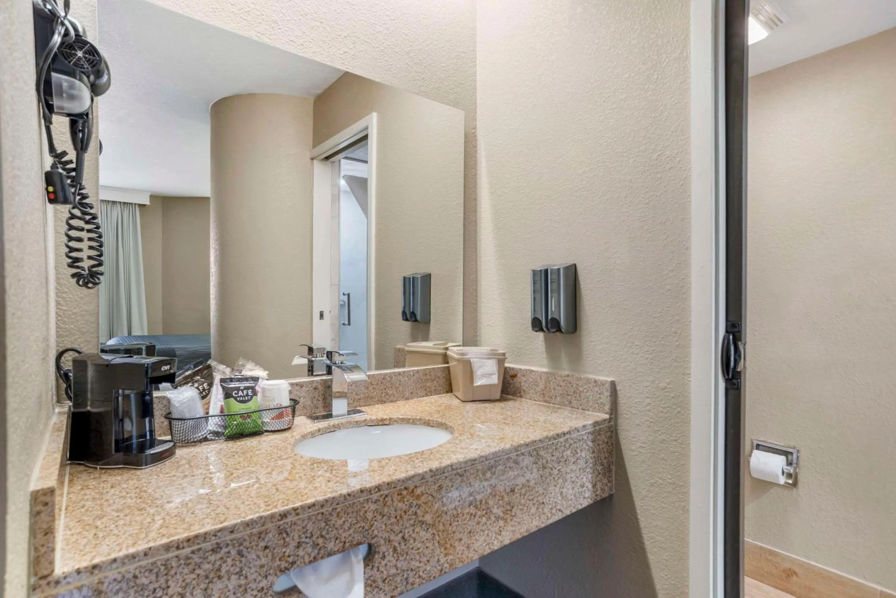 Bedroom in Rodeway Inn Tuscaloosa near University