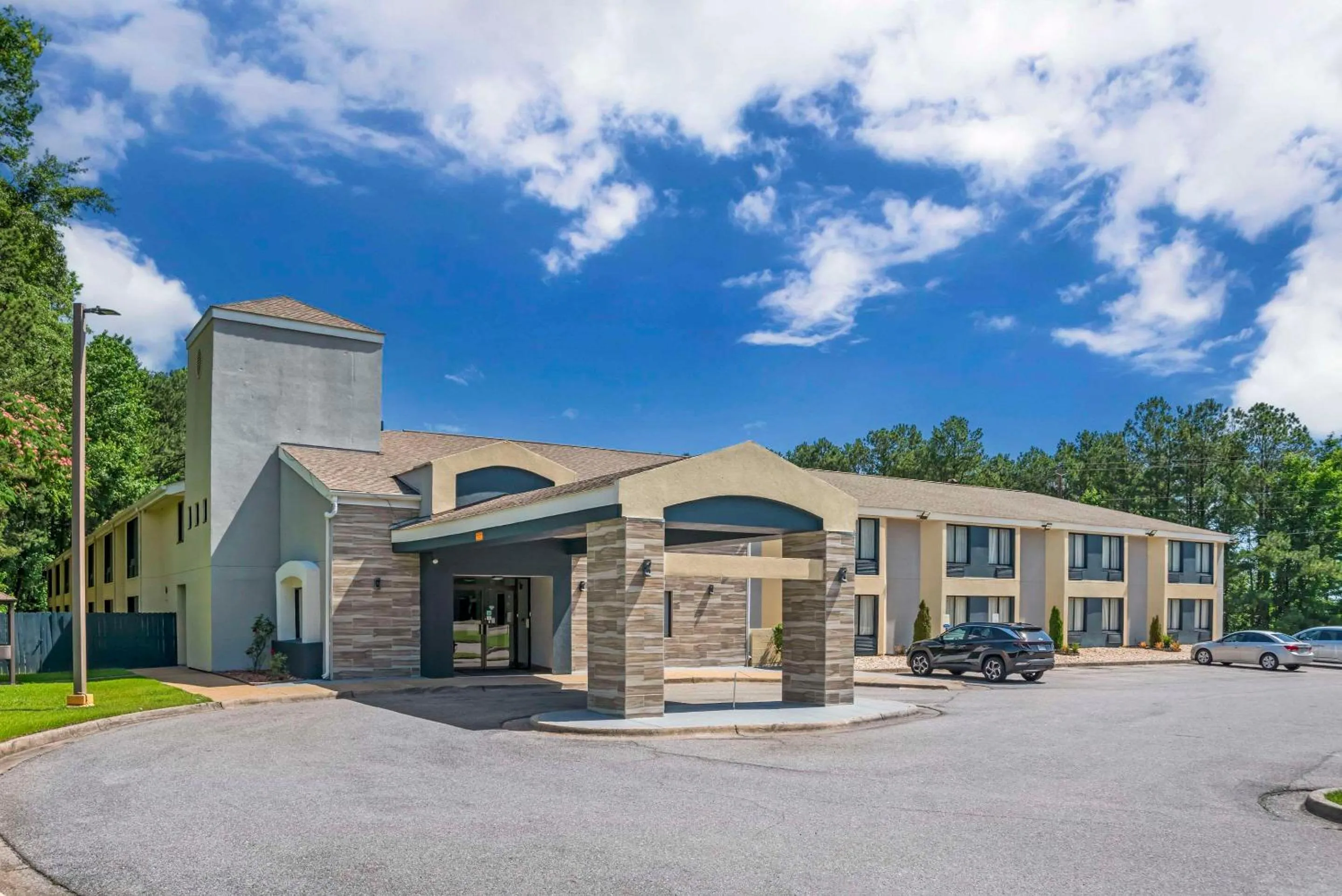 Property building in Rodeway Inn Tuscaloosa near University