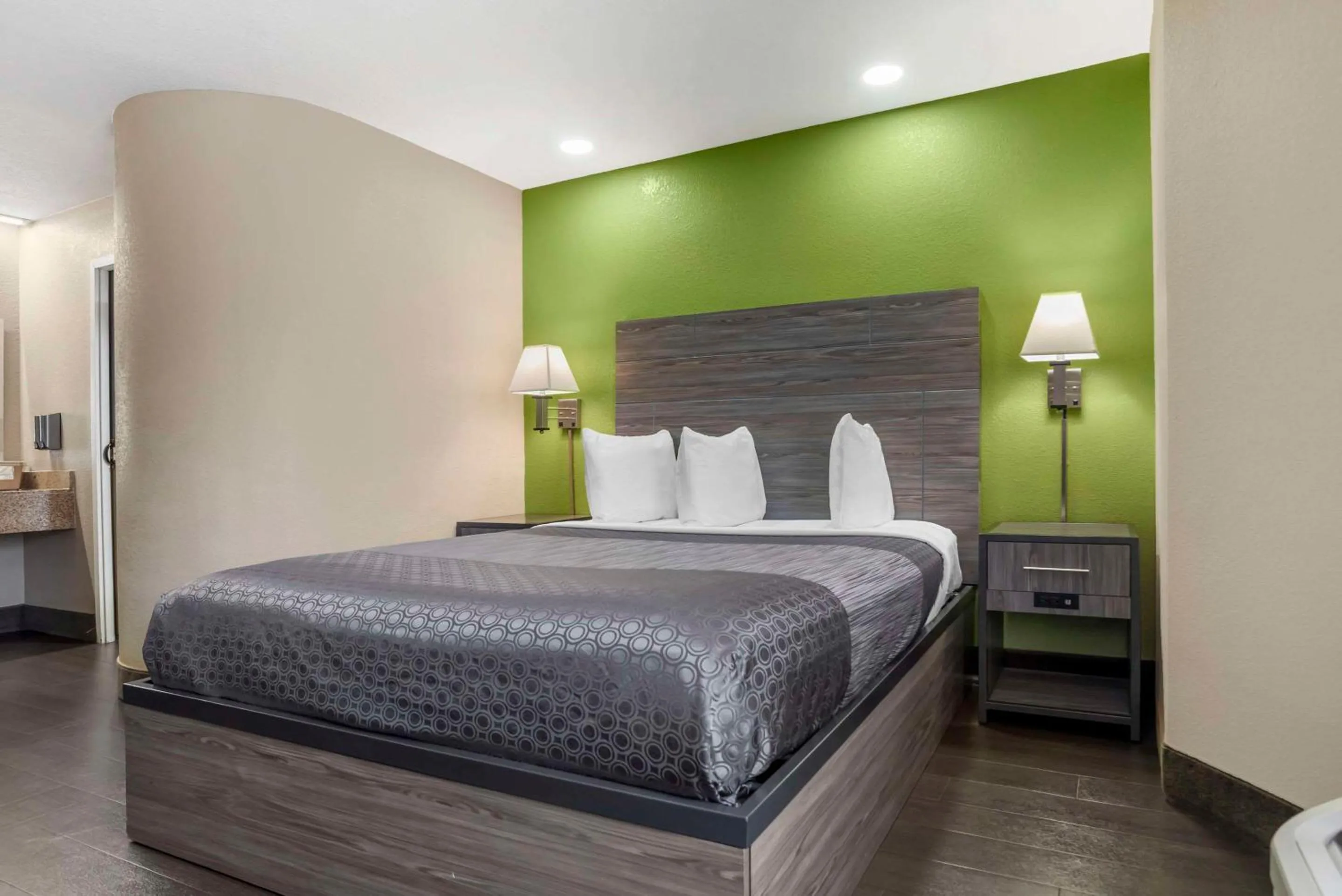 Bedroom, Bed in Rodeway Inn Tuscaloosa near University