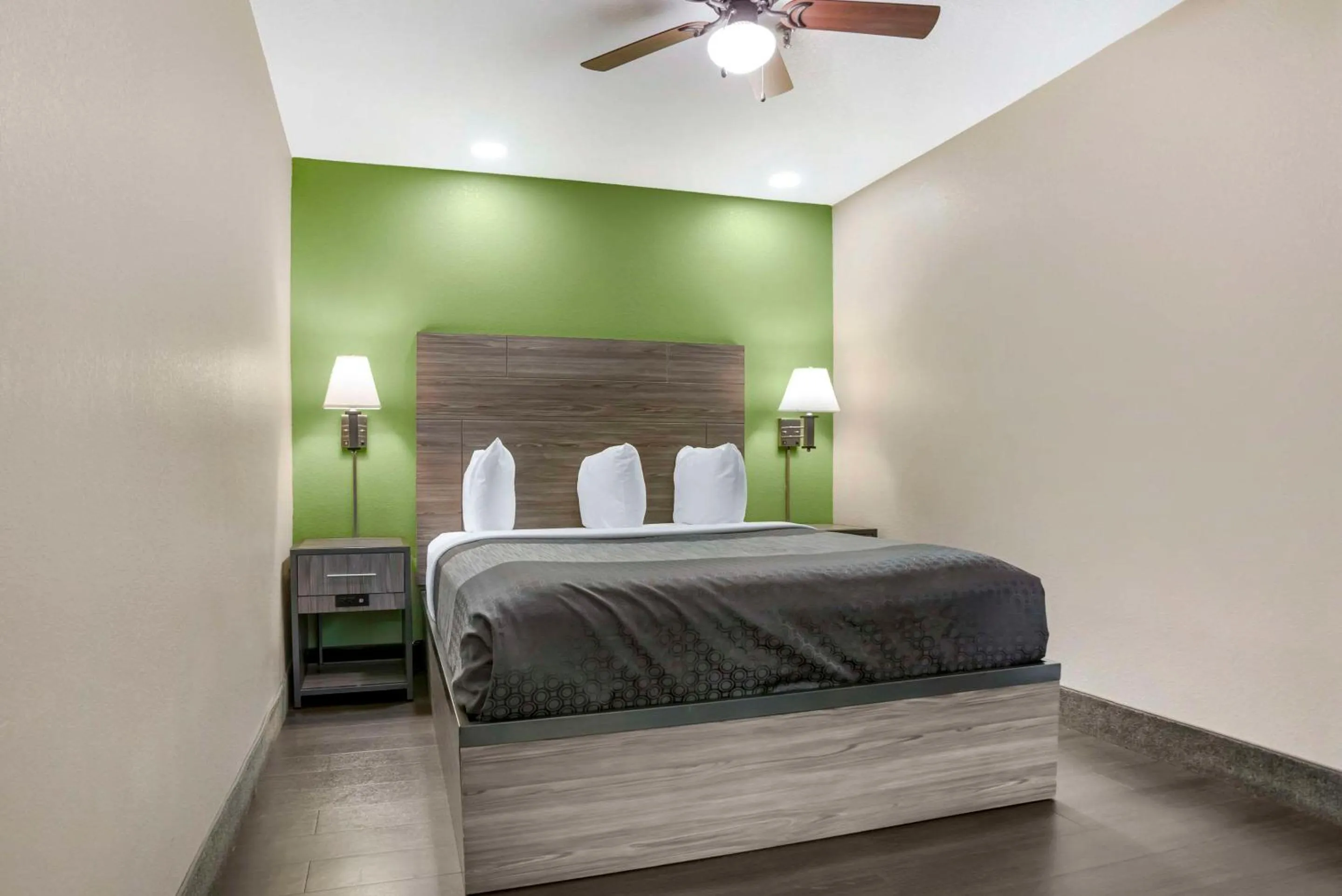 Bedroom, Bed in Rodeway Inn Tuscaloosa near University