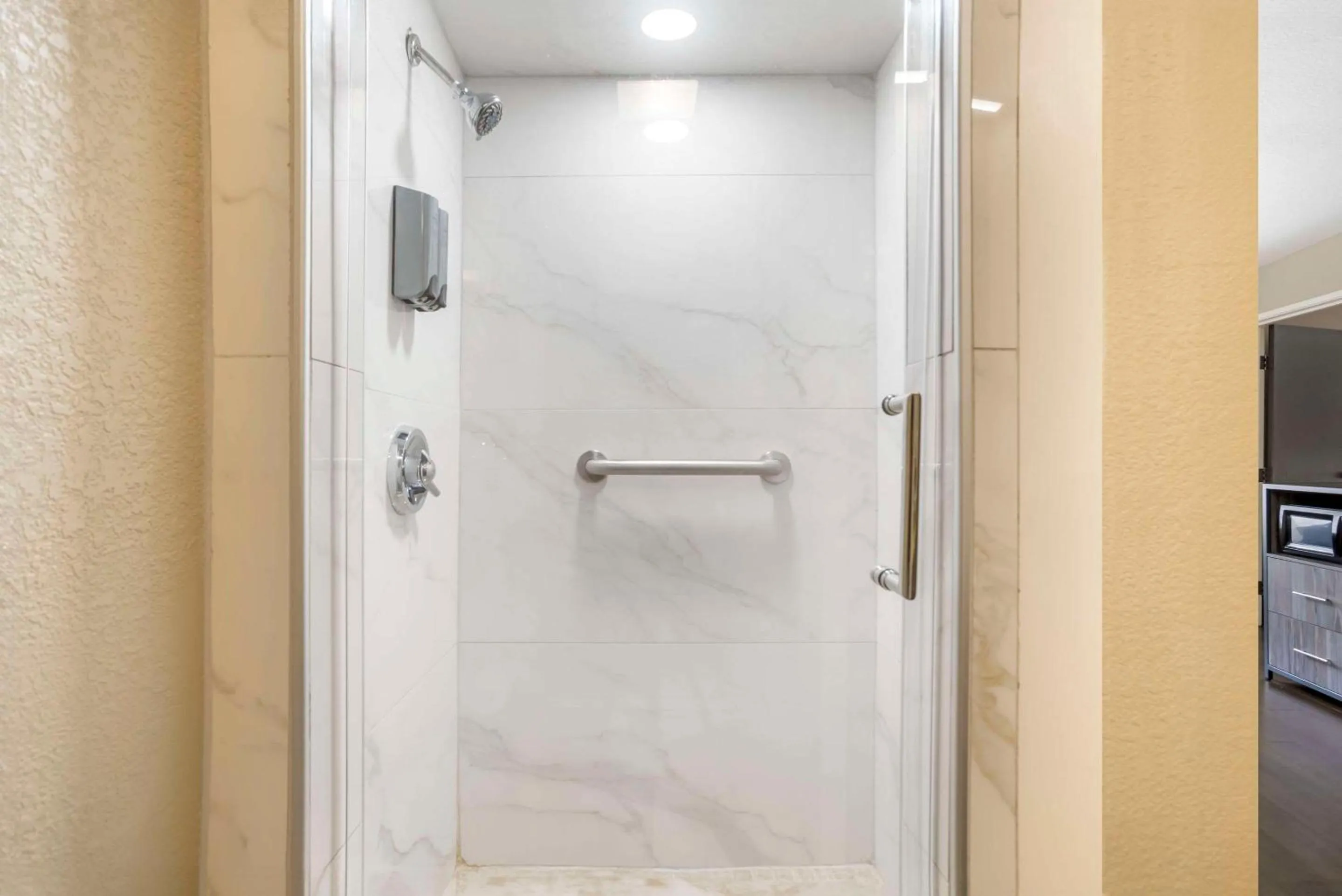 Bedroom in Rodeway Inn Tuscaloosa near University