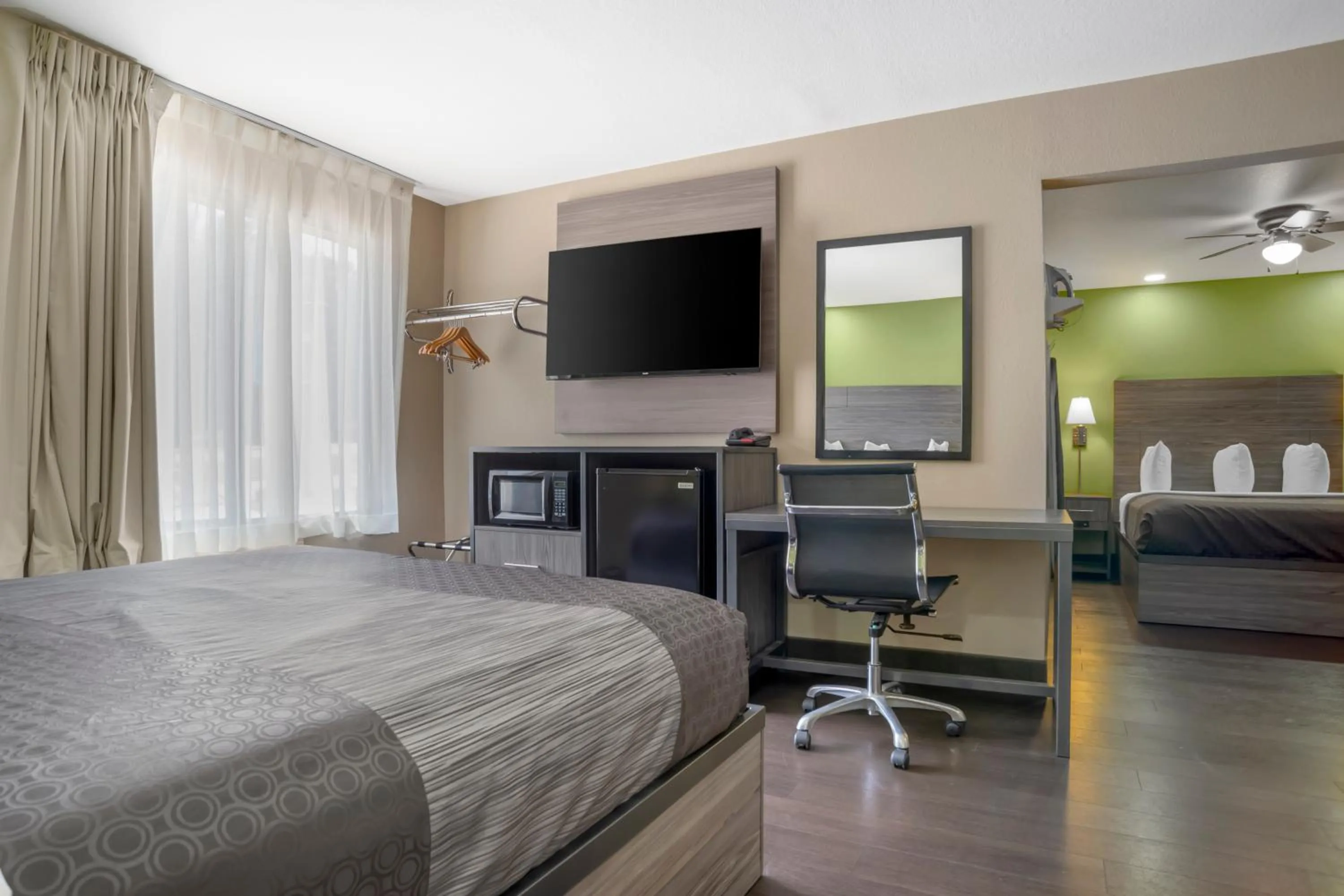 TV and multimedia, Bed in Rodeway Inn Tuscaloosa near University