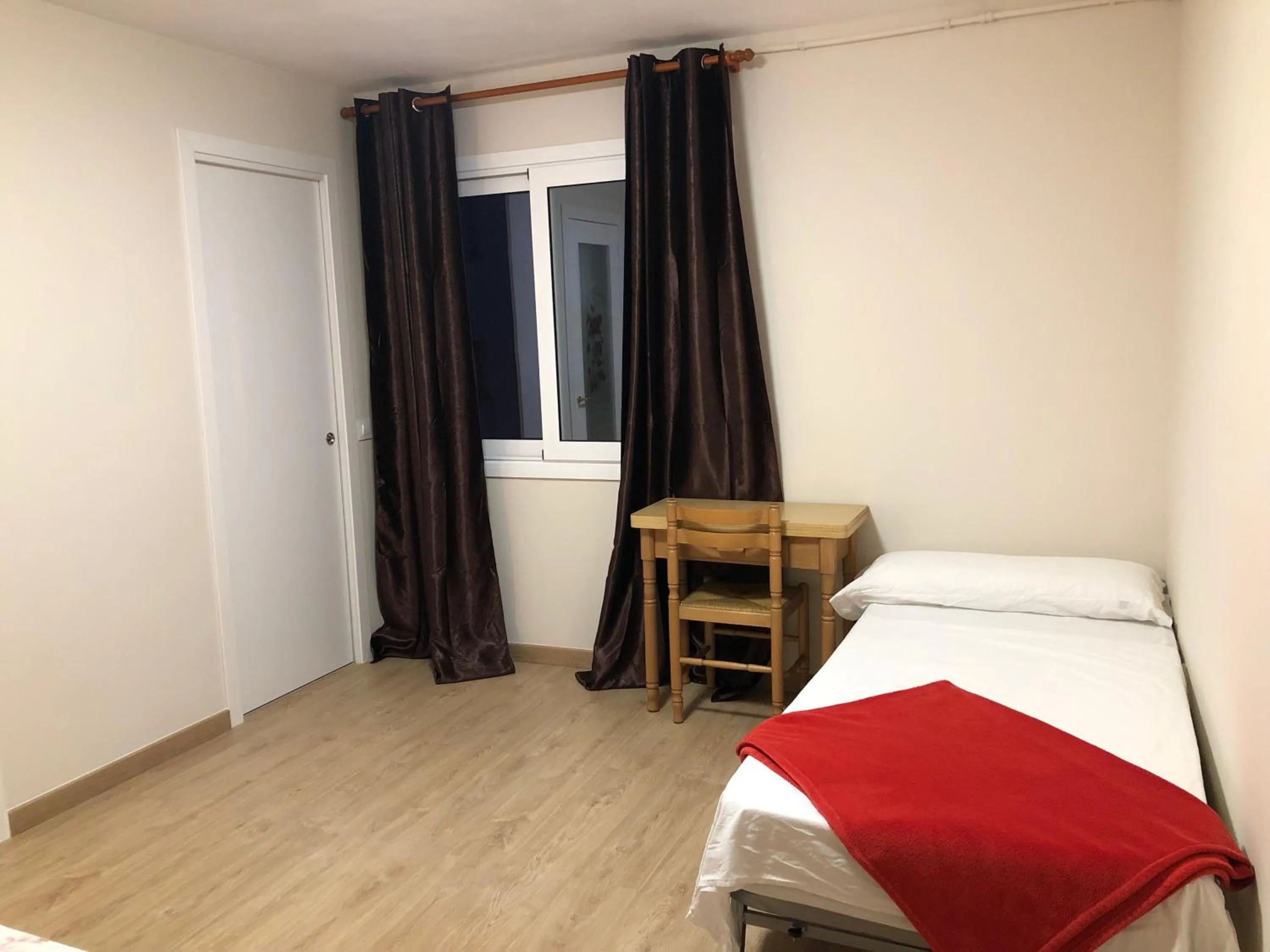 Communal lounge/ TV room, Bed in Hostel Penedes