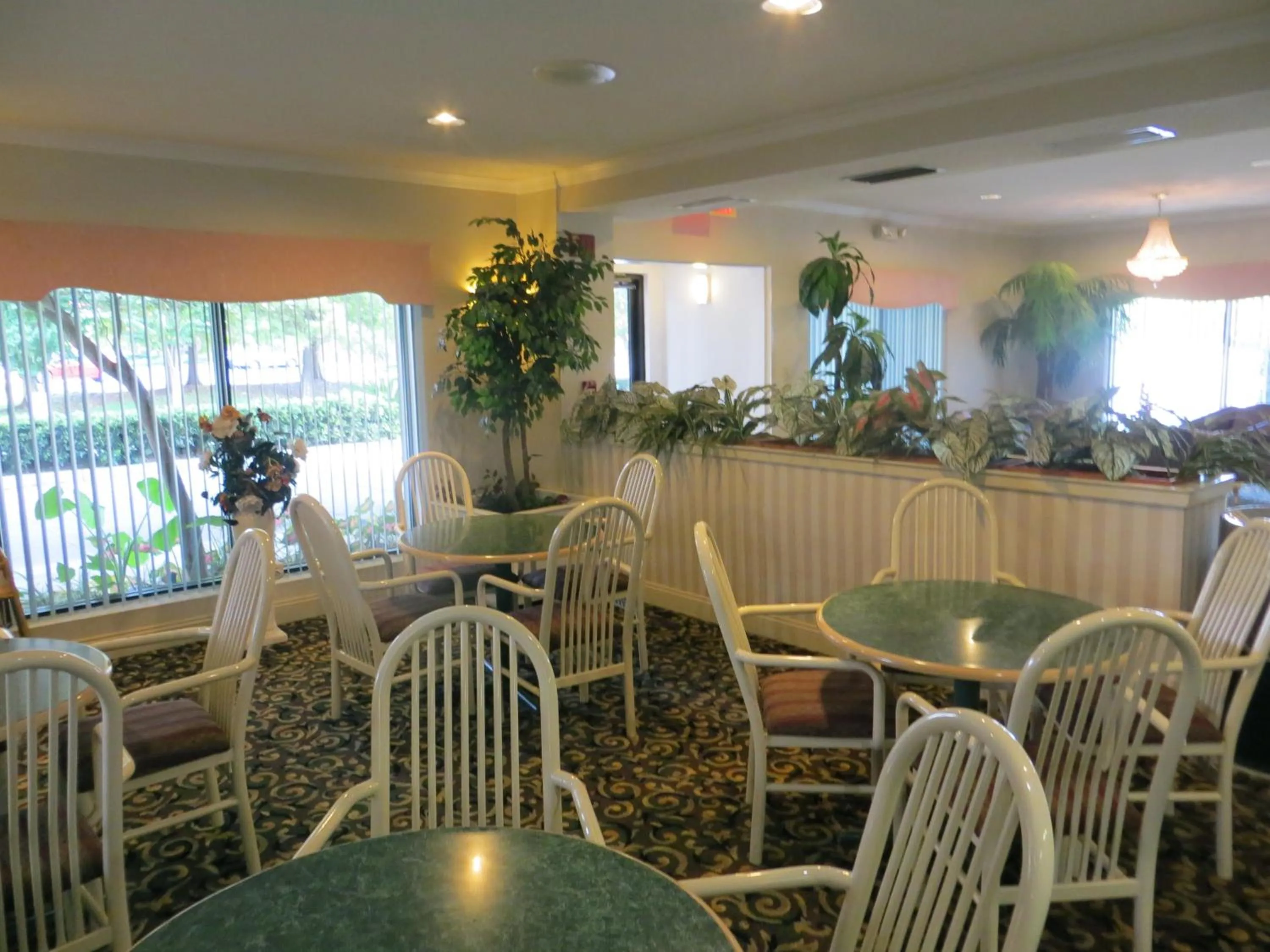 Restaurant/places to eat in Fairview Inn & Suites Mobile