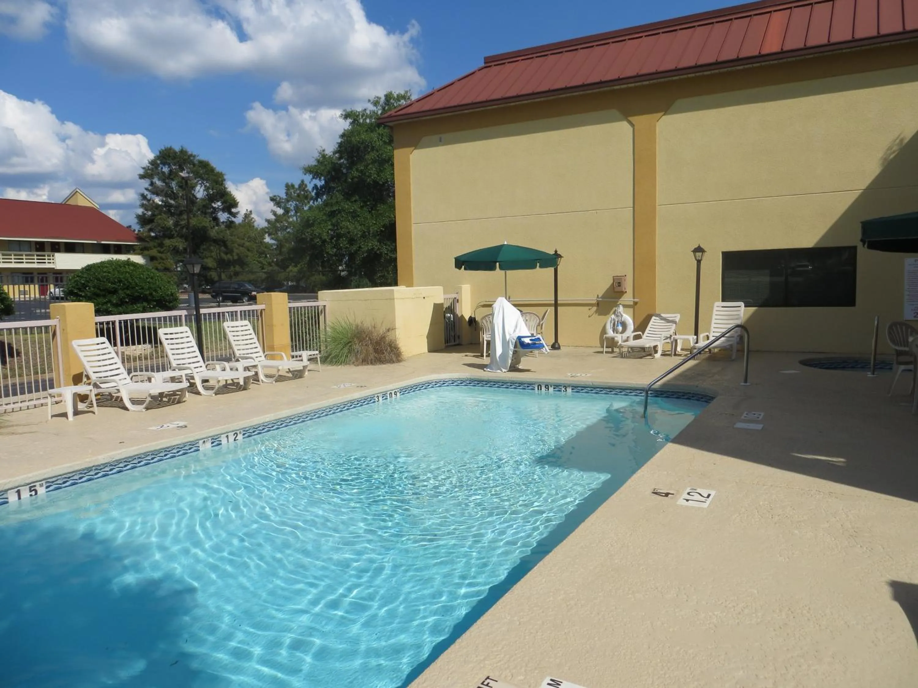 Swimming pool in Fairview Inn & Suites Mobile