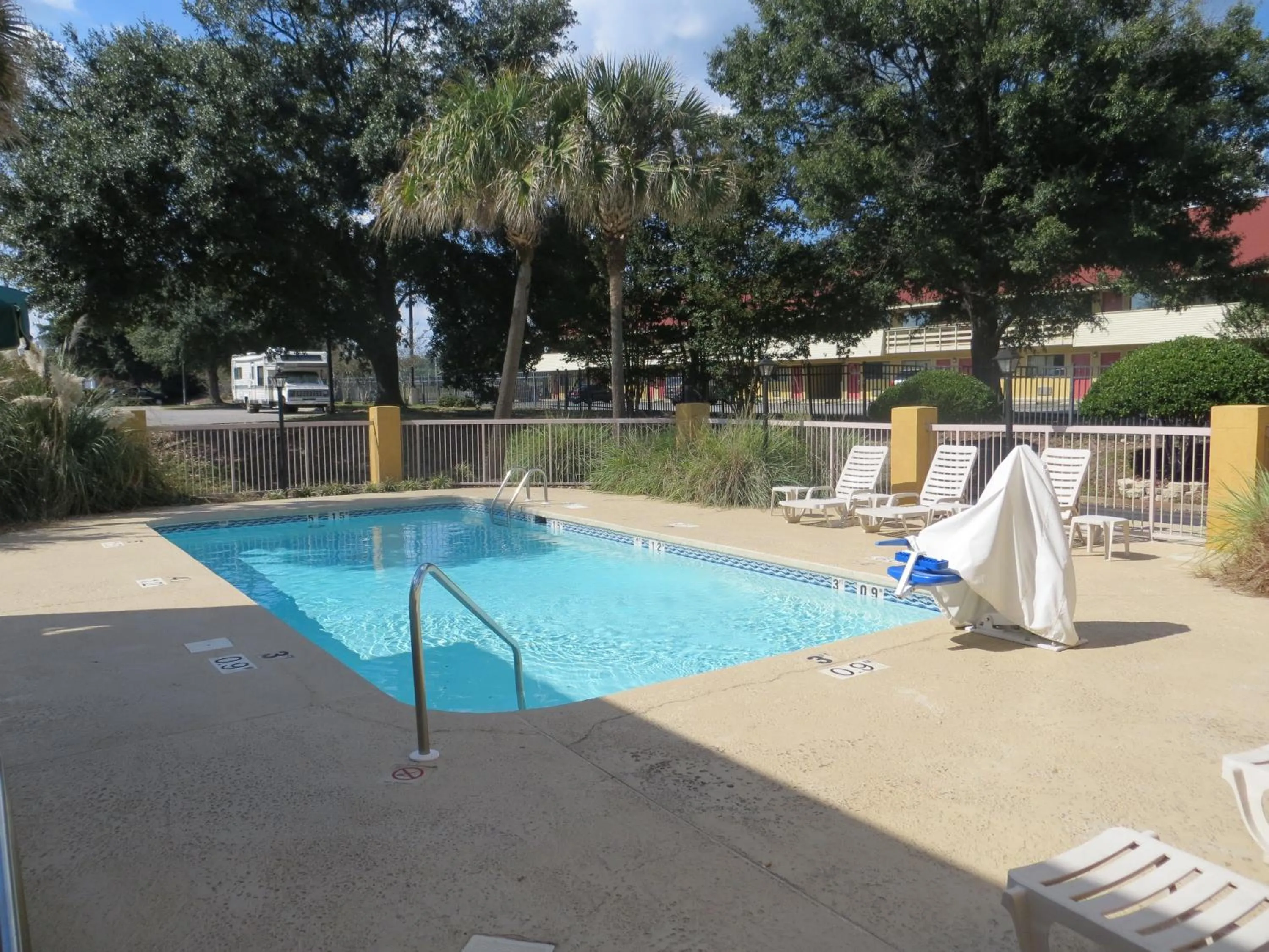 Swimming pool in Fairview Inn & Suites Mobile