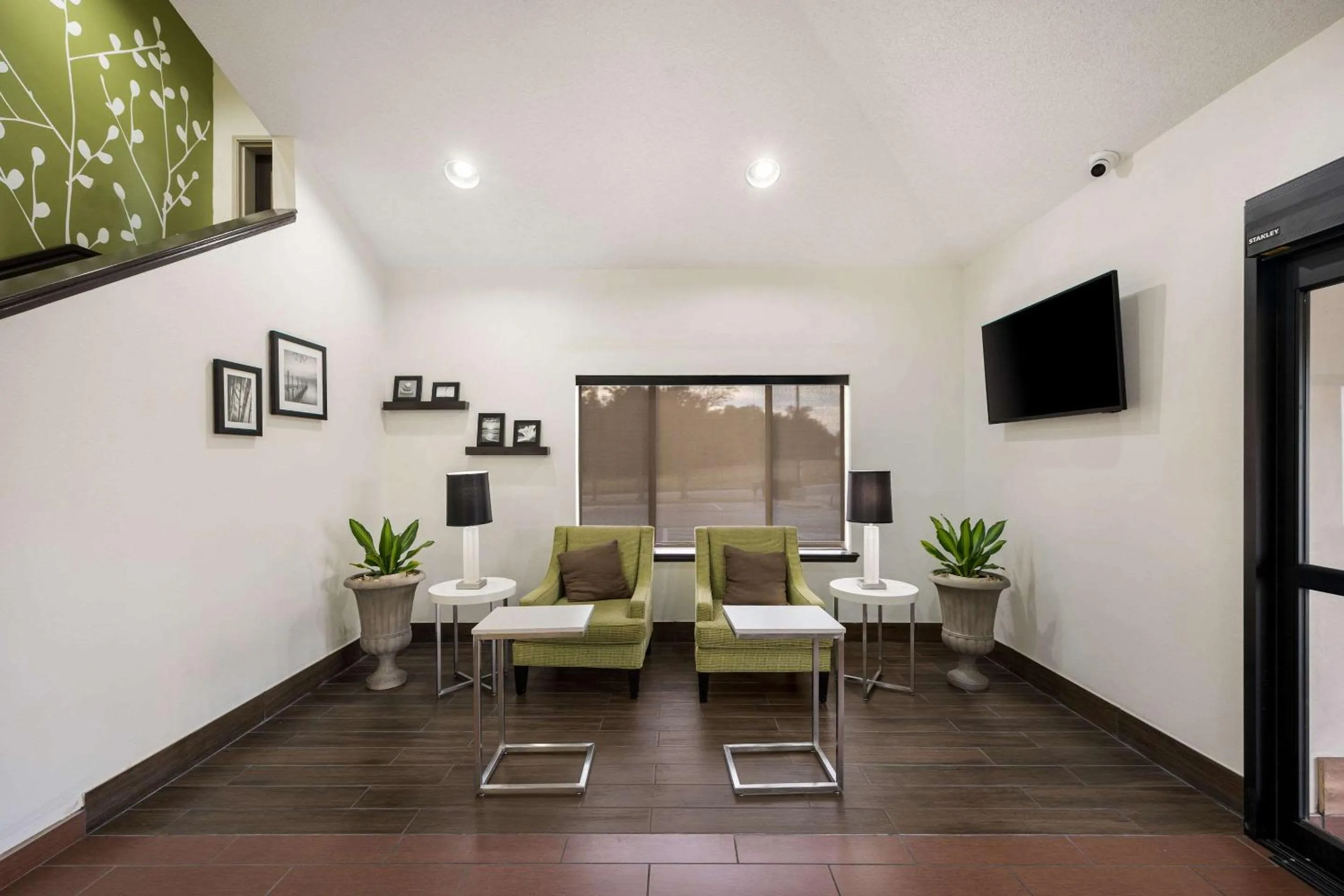 Communal lounge/ TV room in Sleep Inn Athens I-65