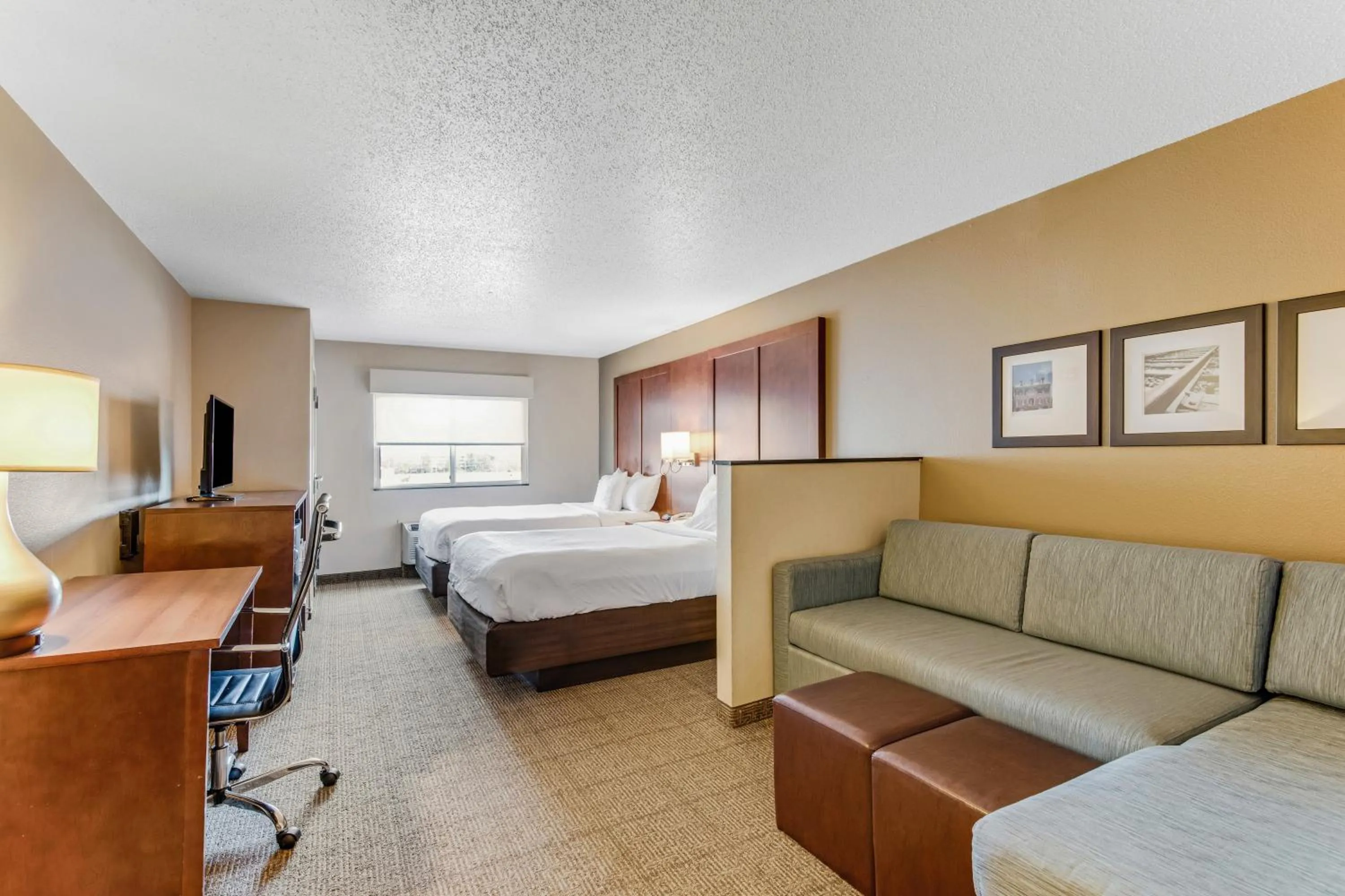 Photo of the whole room, Bed in Comfort Suites Huntsville MidCity District at Research Park