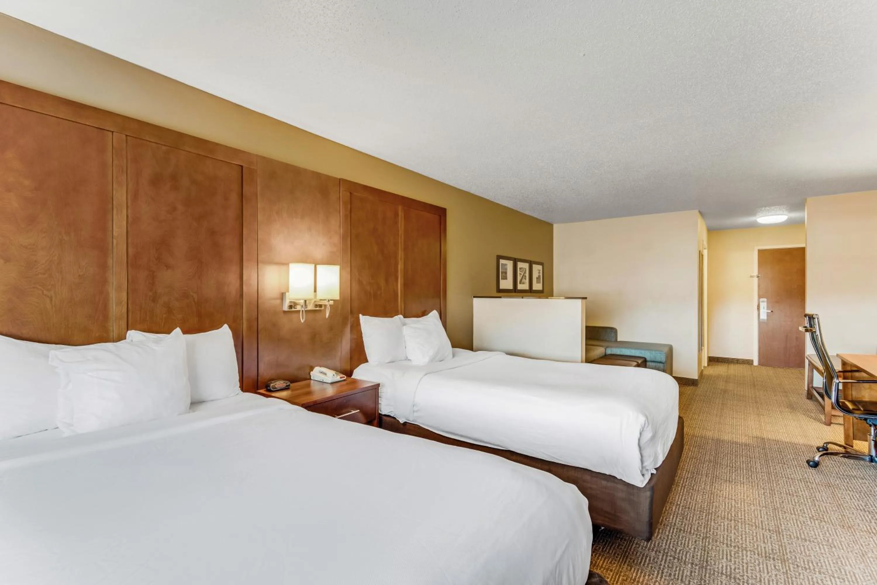 Photo of the whole room, Bed in Comfort Suites Huntsville MidCity District at Research Park