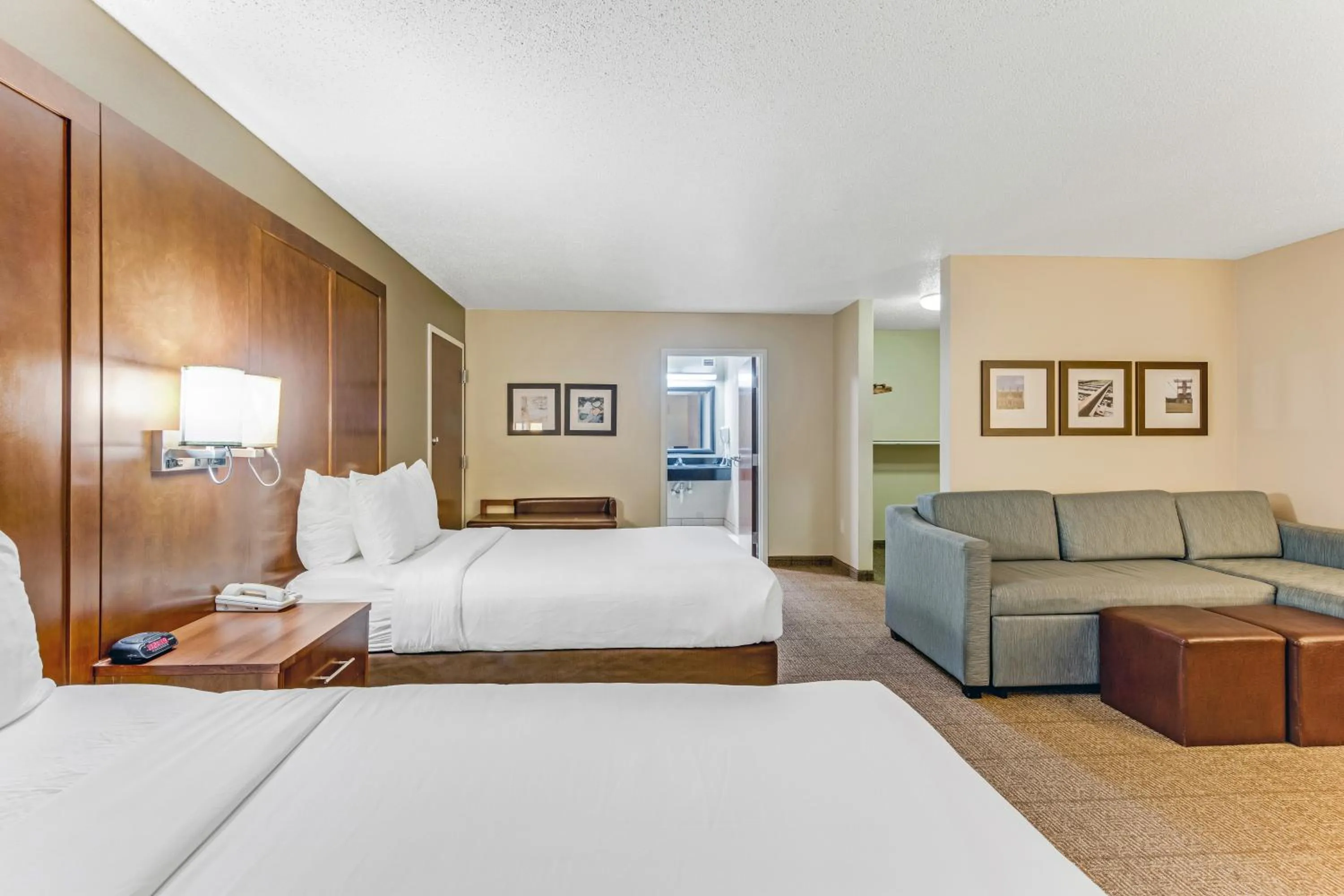 Photo of the whole room, Bed in Comfort Suites Huntsville MidCity District at Research Park