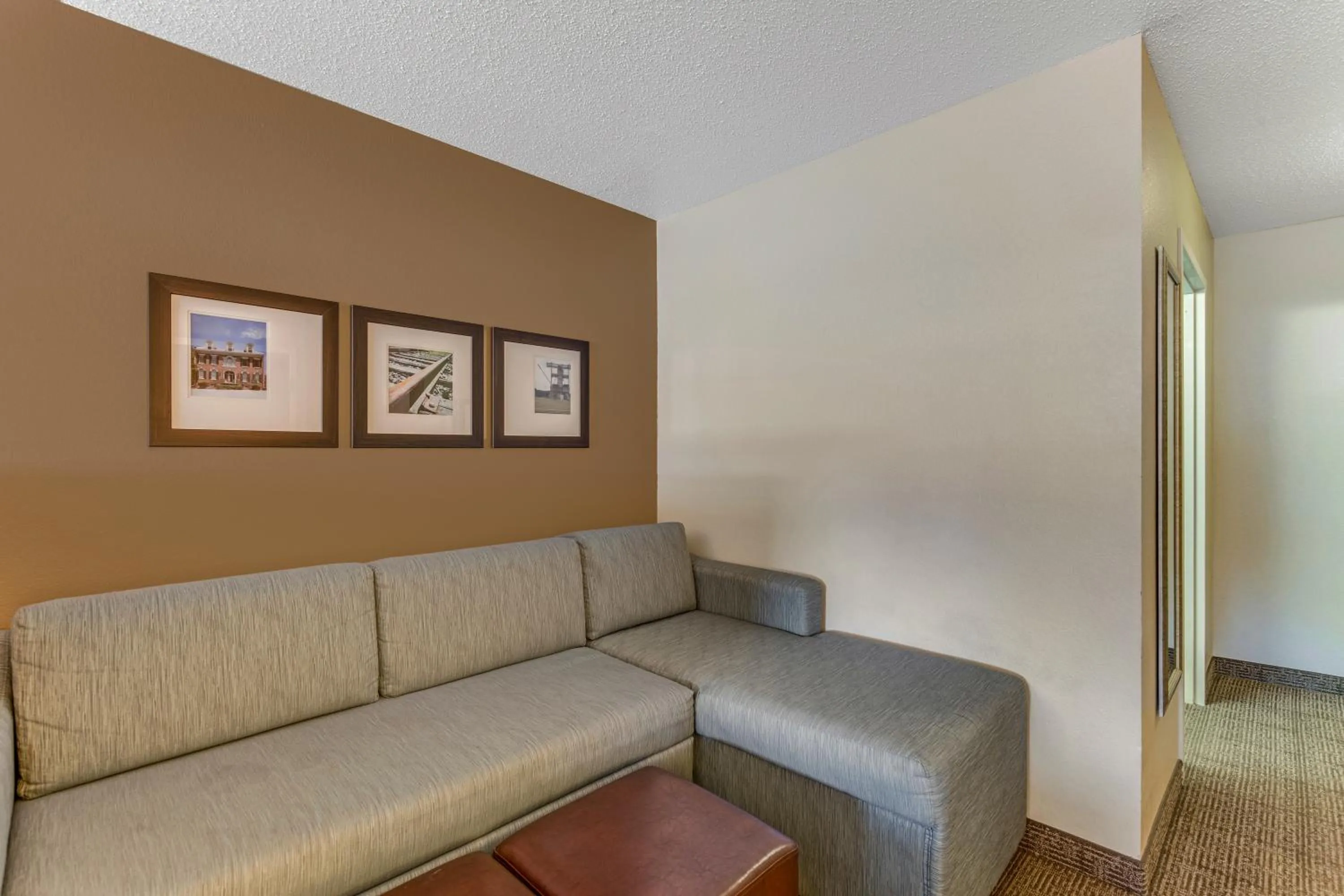 Seating area in Comfort Suites Huntsville MidCity District at Research Park