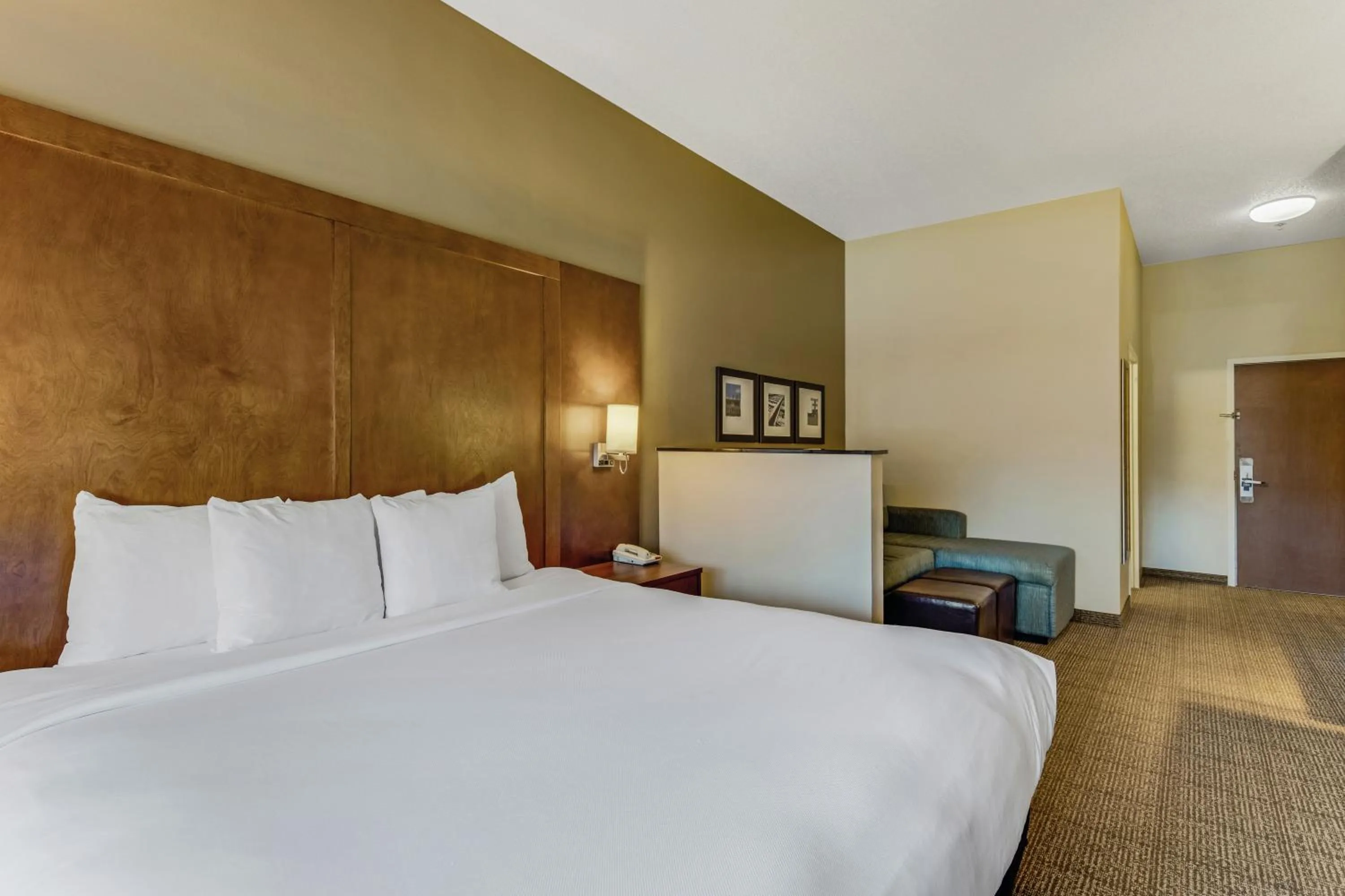Photo of the whole room, Bed in Comfort Suites Huntsville MidCity District at Research Park