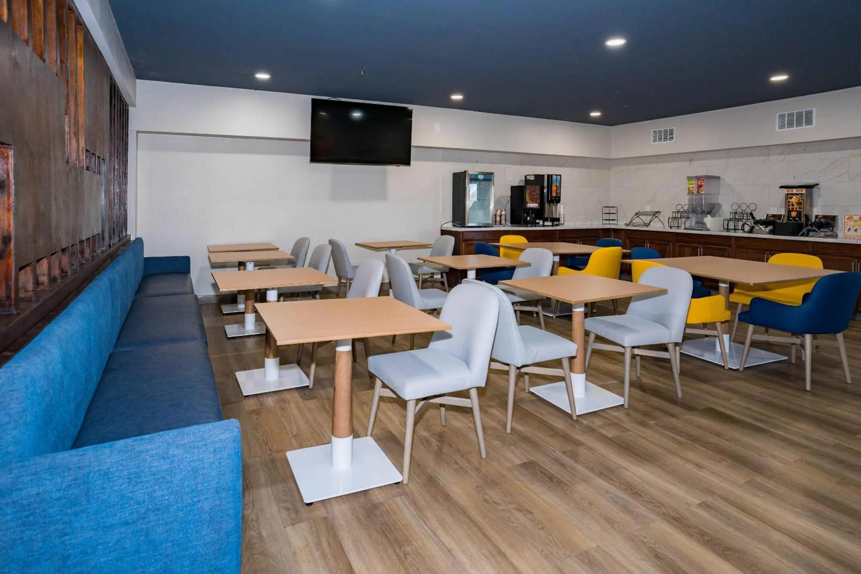 Breakfast in Comfort Inn & Suites River City Decatur