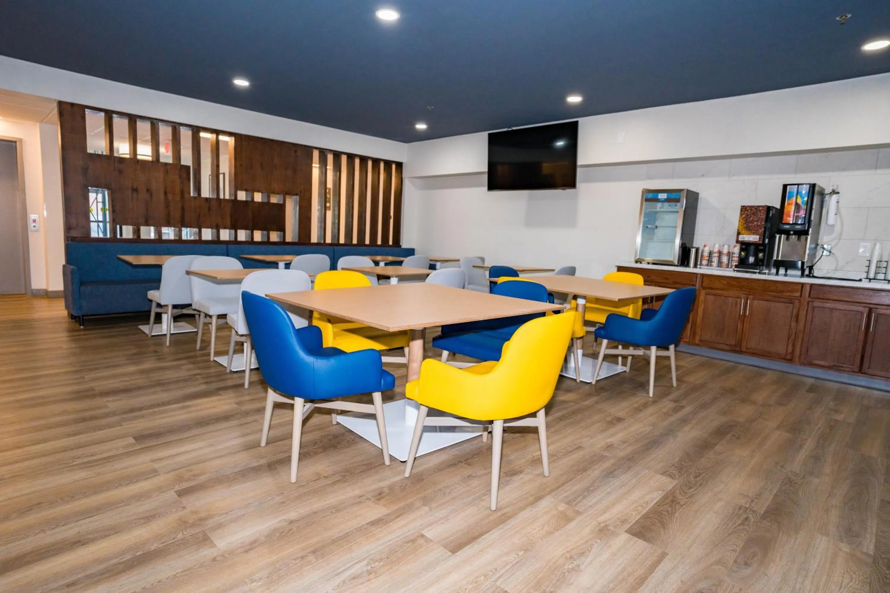 Breakfast in Comfort Inn & Suites River City Decatur