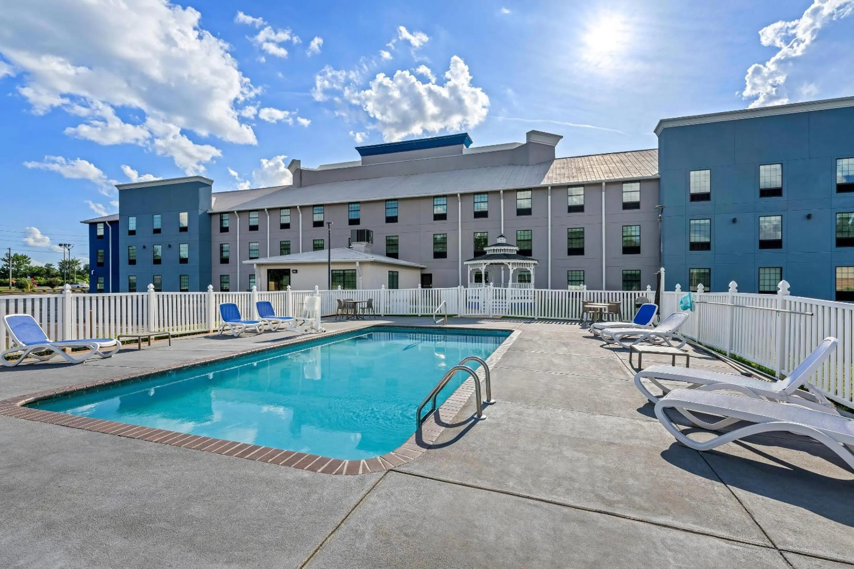 Swimming pool in Comfort Inn & Suites River City Decatur