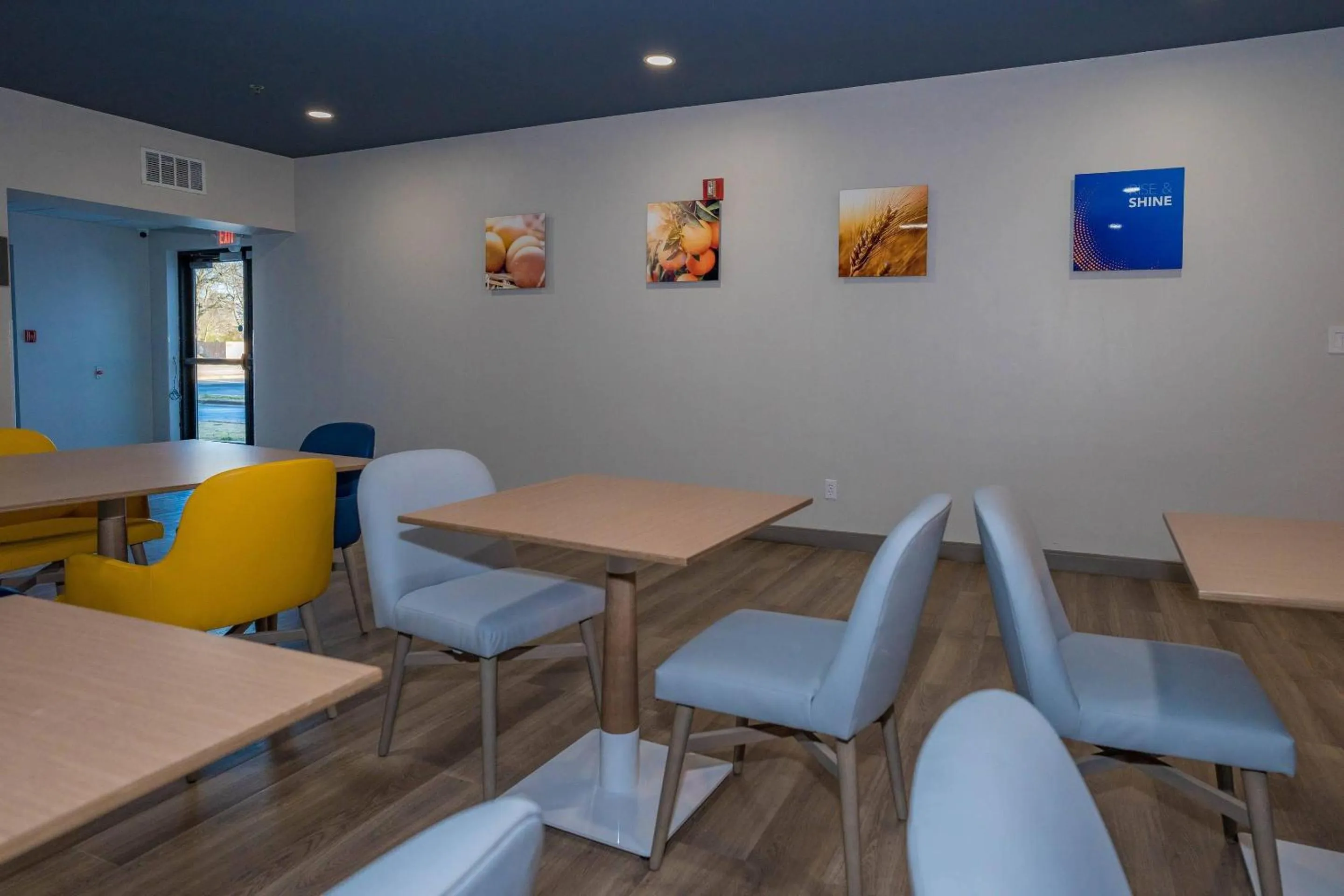 Breakfast in Comfort Inn & Suites River City Decatur