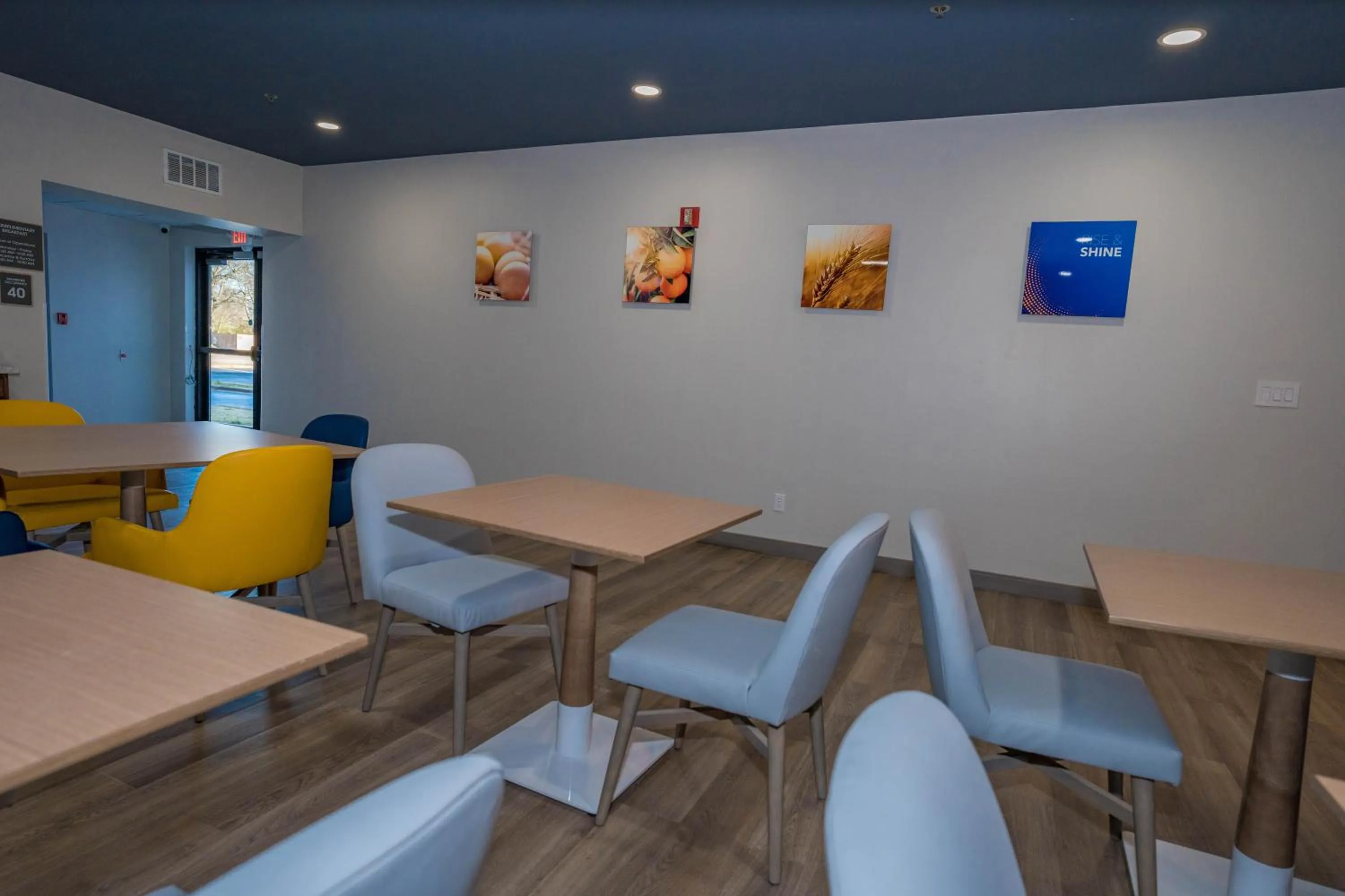 Seating area in Comfort Inn & Suites River City Decatur