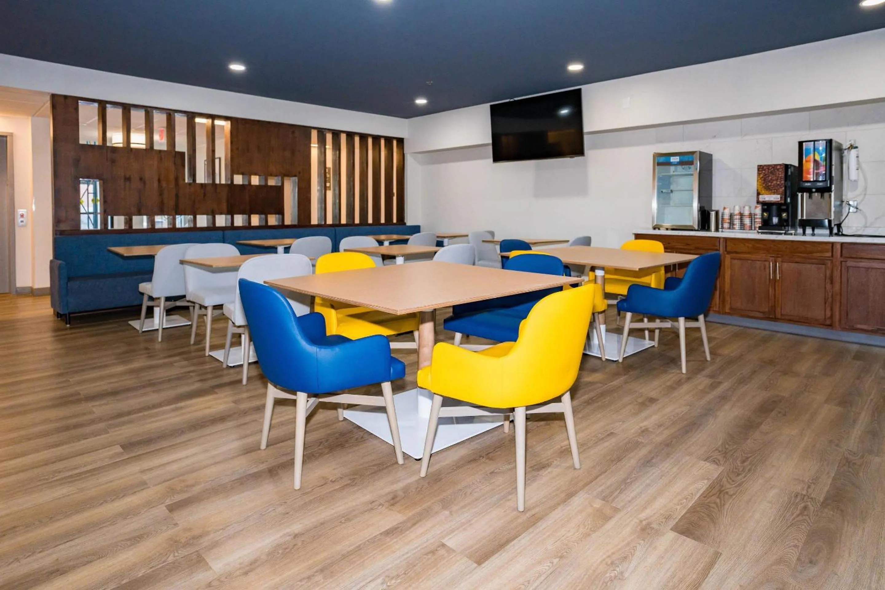 Breakfast in Comfort Inn & Suites River City Decatur