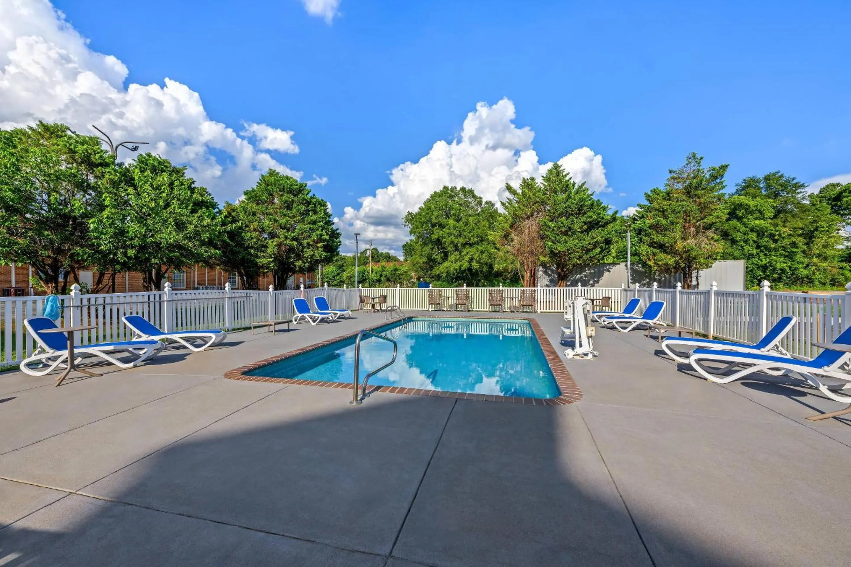 Swimming pool in Comfort Inn & Suites River City Decatur