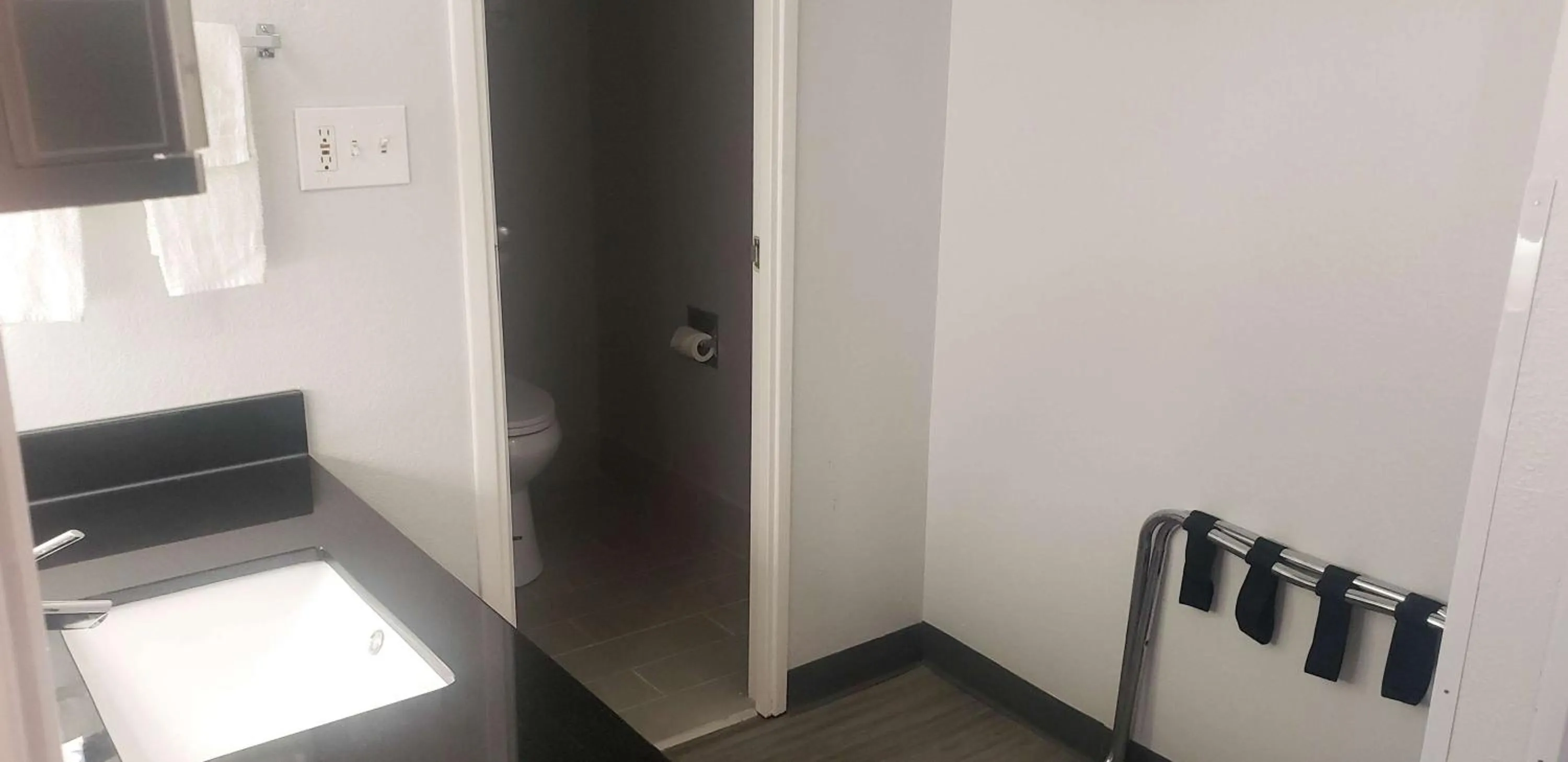 Photo of the whole room in Motel 6 Mobile, AL - Airport Blvd