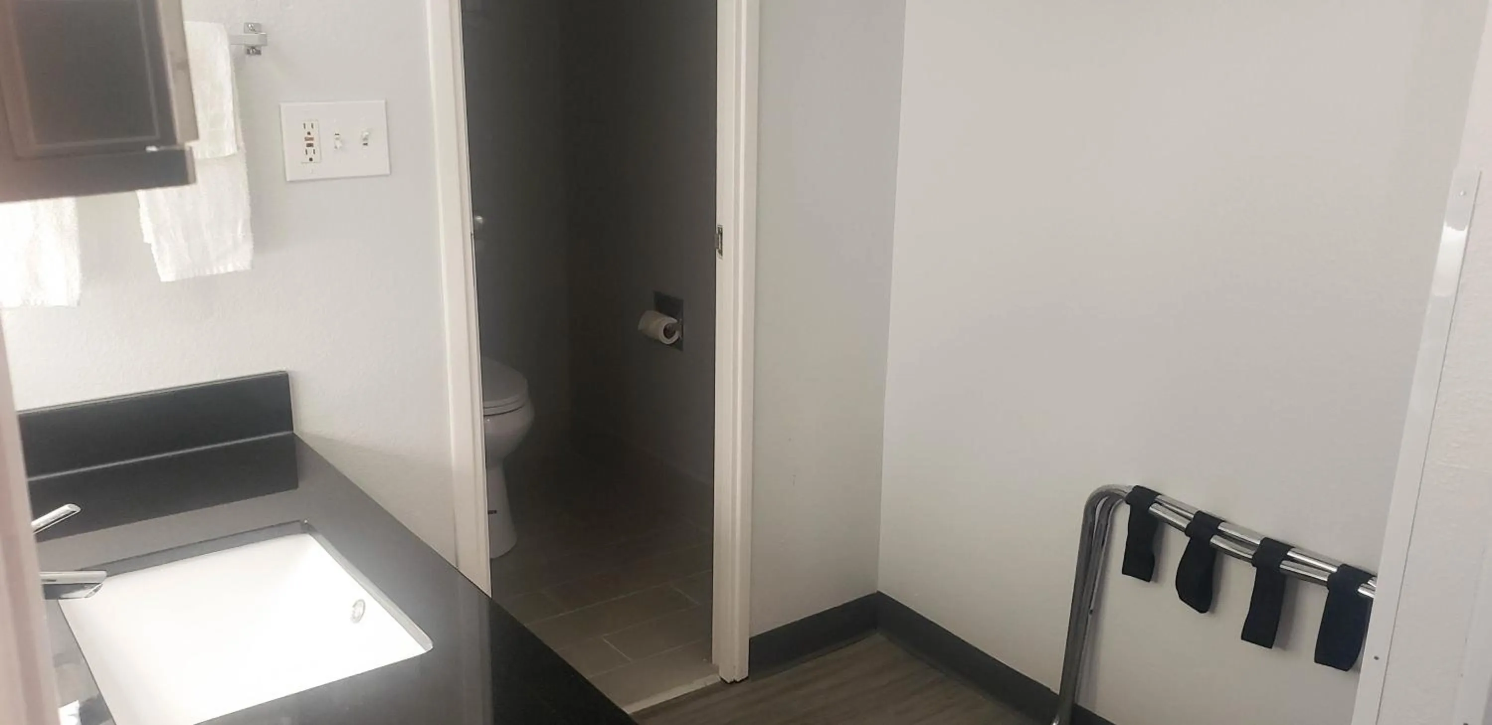 Bathroom in Motel 6 Mobile, AL - Airport Blvd