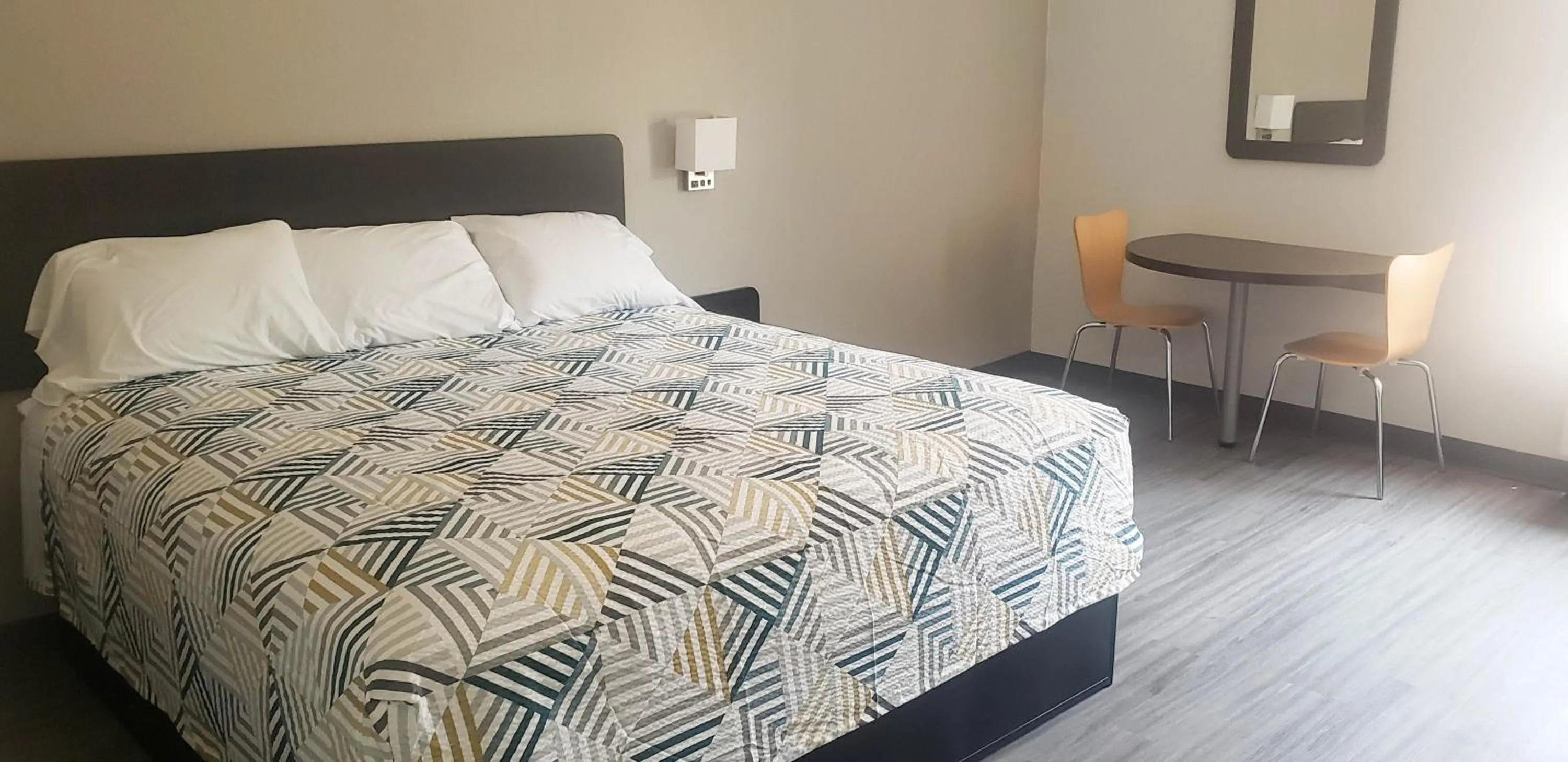 Bed in Motel 6 Mobile, AL - Airport Blvd