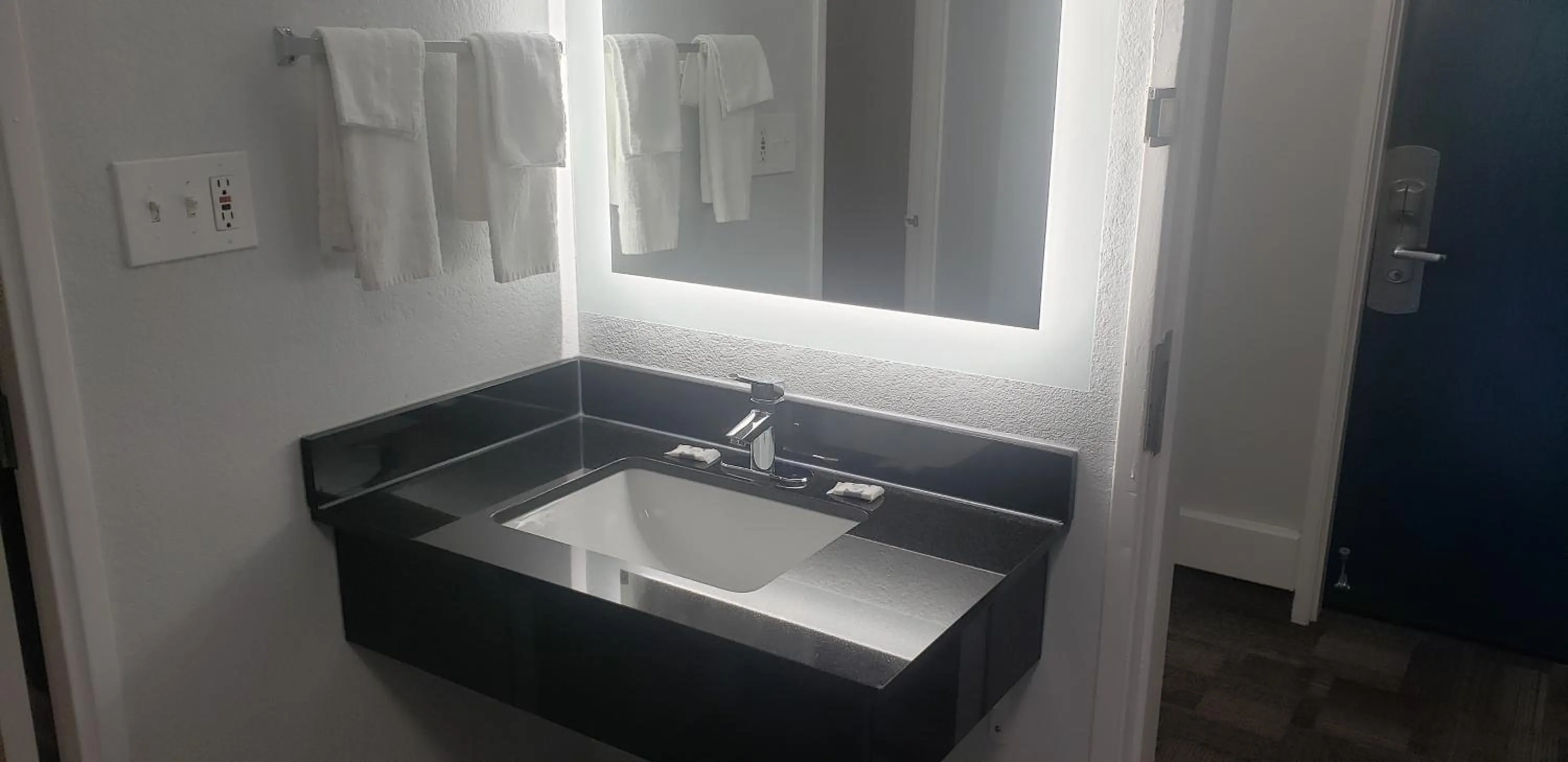 Bathroom in Motel 6 Mobile, AL - Airport Blvd