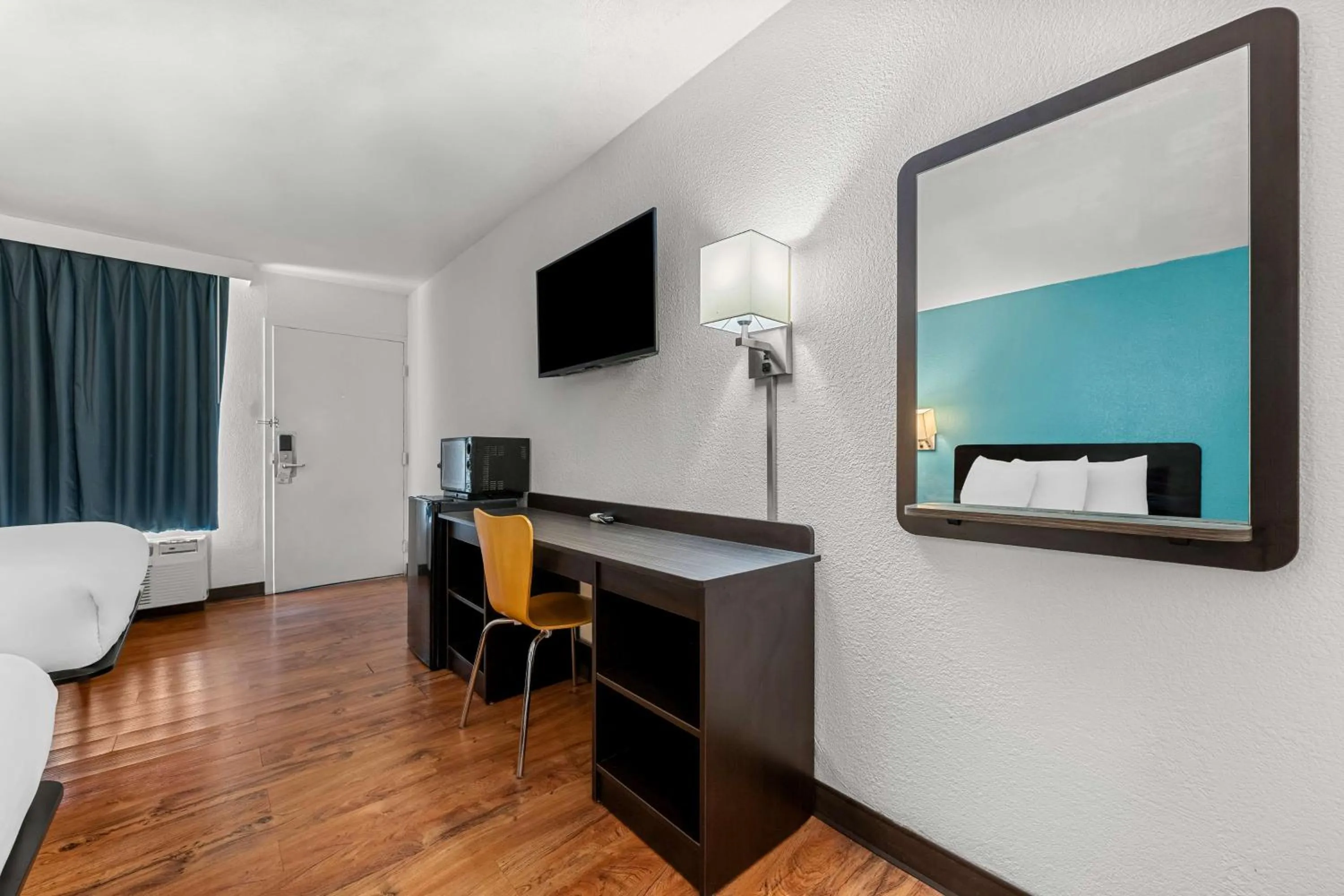 Bedroom, Bed in Motel 6-Hamilton, AL