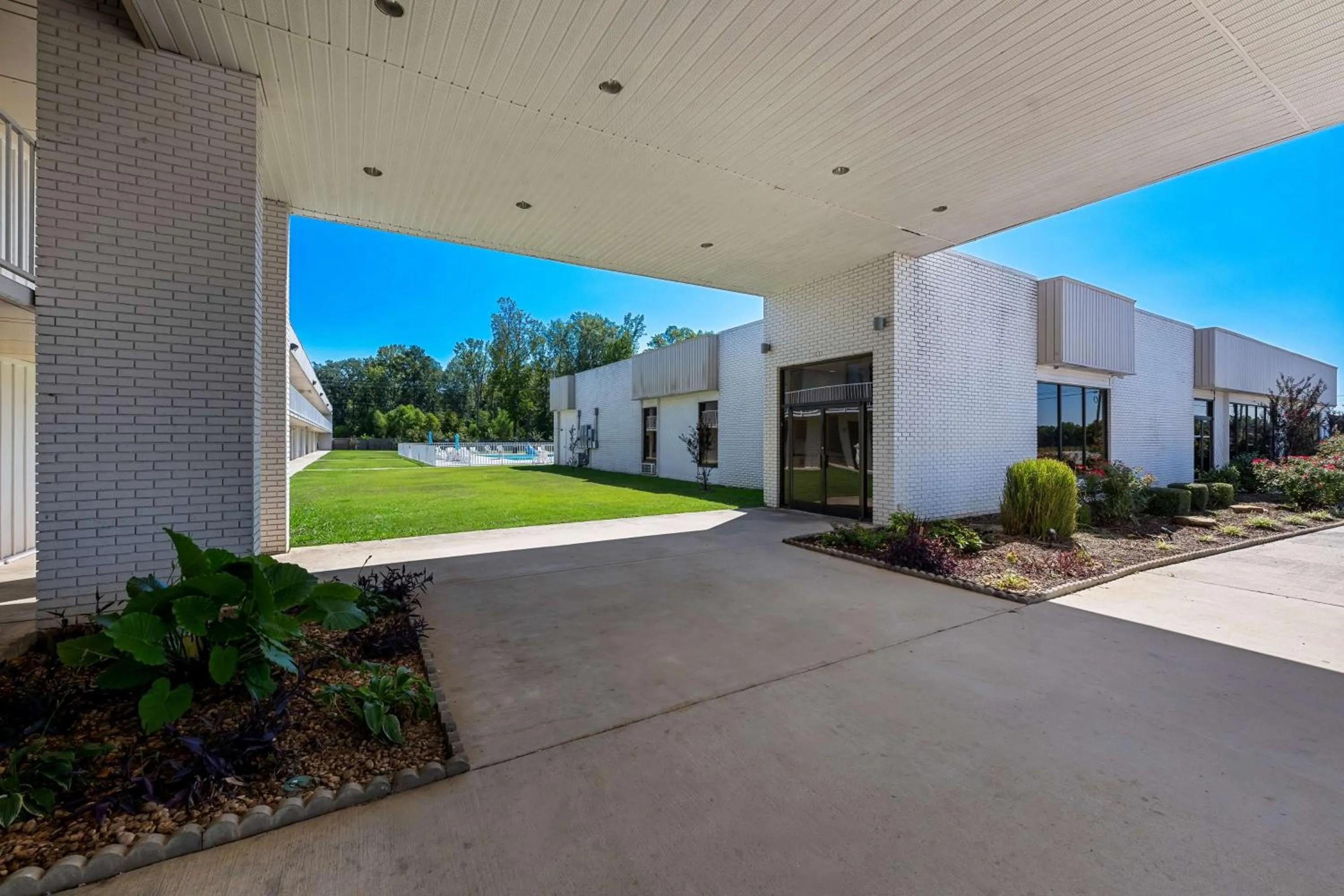 Property building in Americas Best Value Inn Hamilton