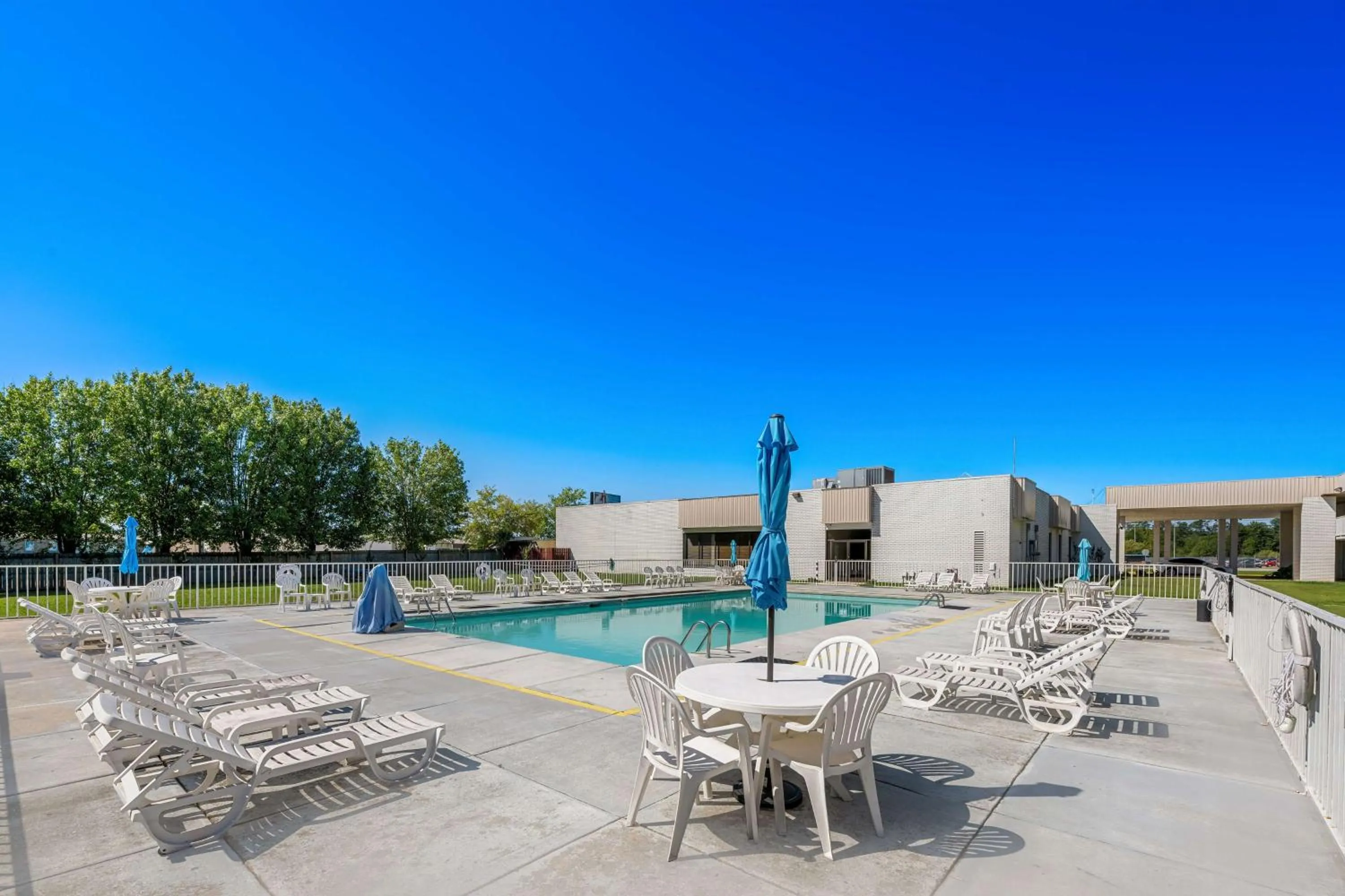 Pool view in Americas Best Value Inn Hamilton