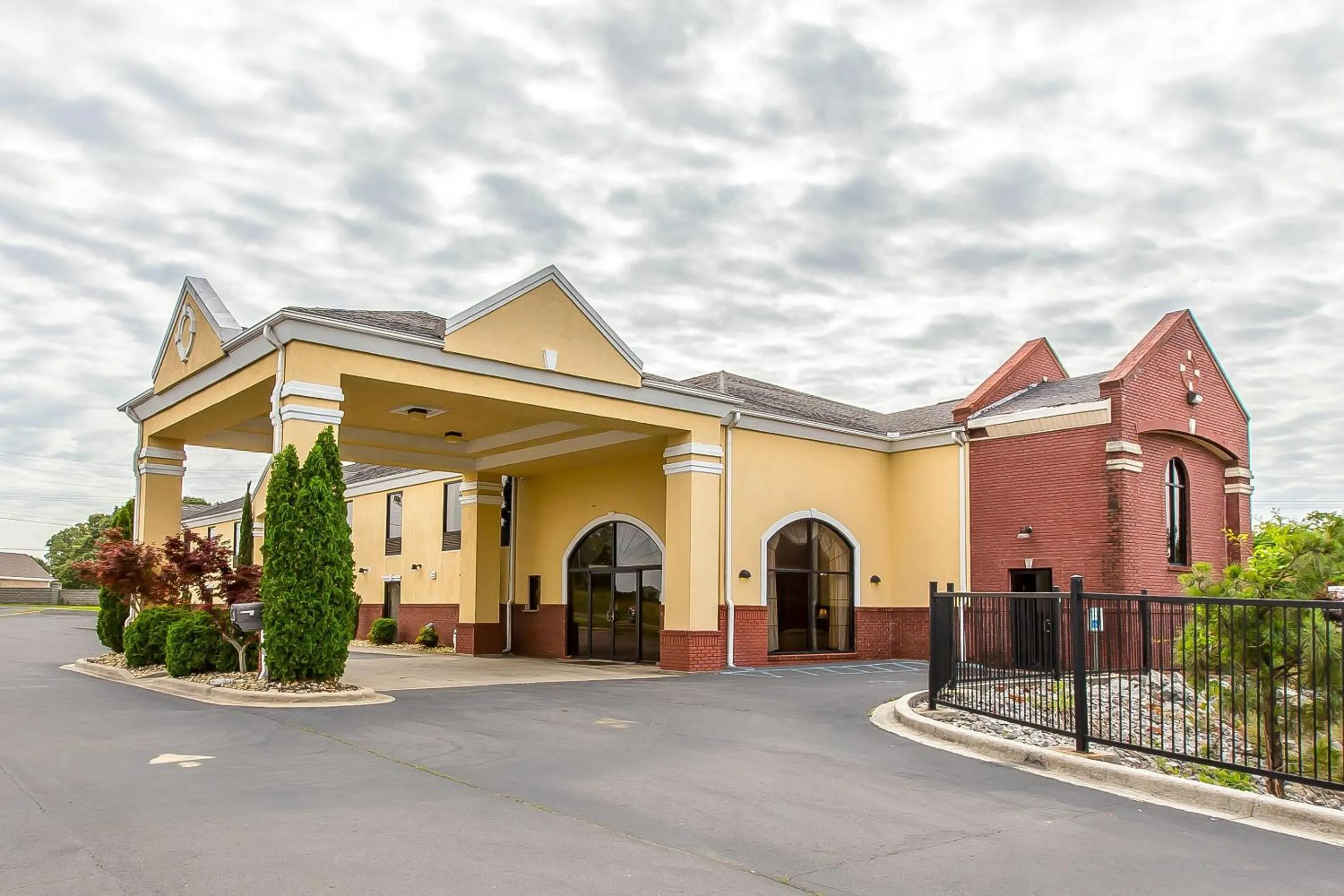 Property building in Quality Inn Hanceville US Hwy 31