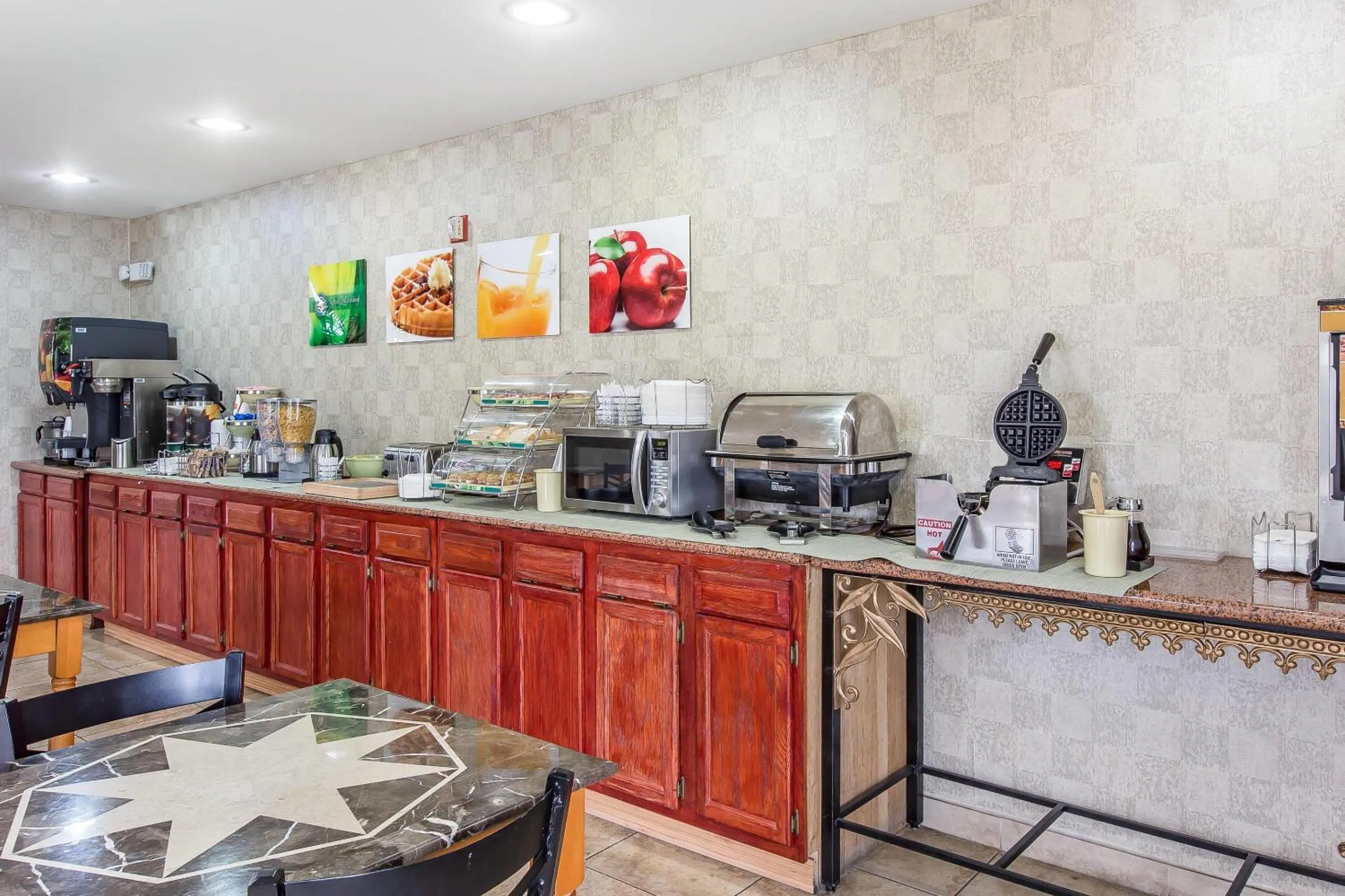 Breakfast in Quality Inn Hanceville US Hwy 31