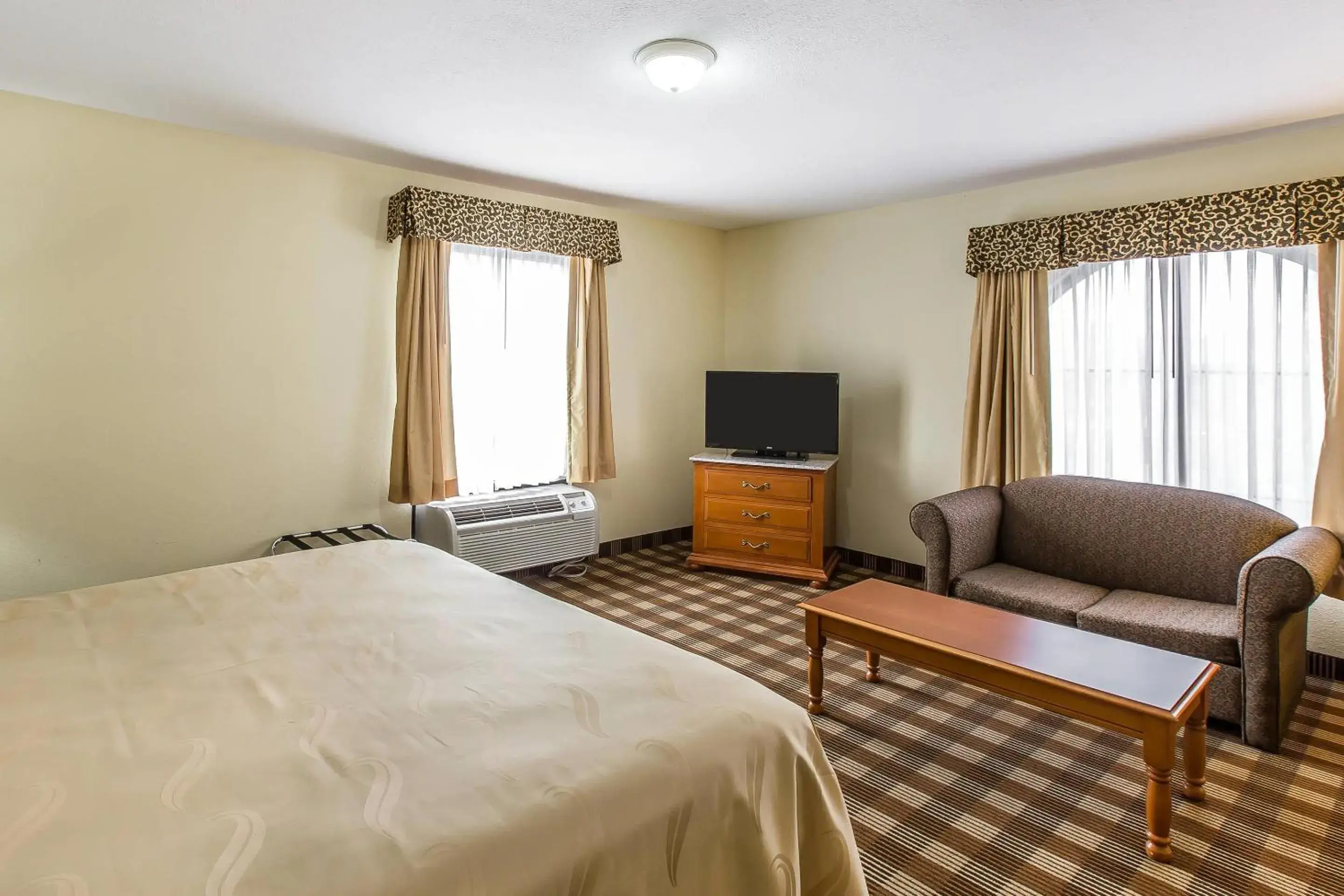 King Room with Sofa Bed - Non-Smoking in Quality Inn Hanceville US Hwy 31 King Room with Sofa Bed - Non-Smoking in Quality Inn Hanceville US Hwy 31