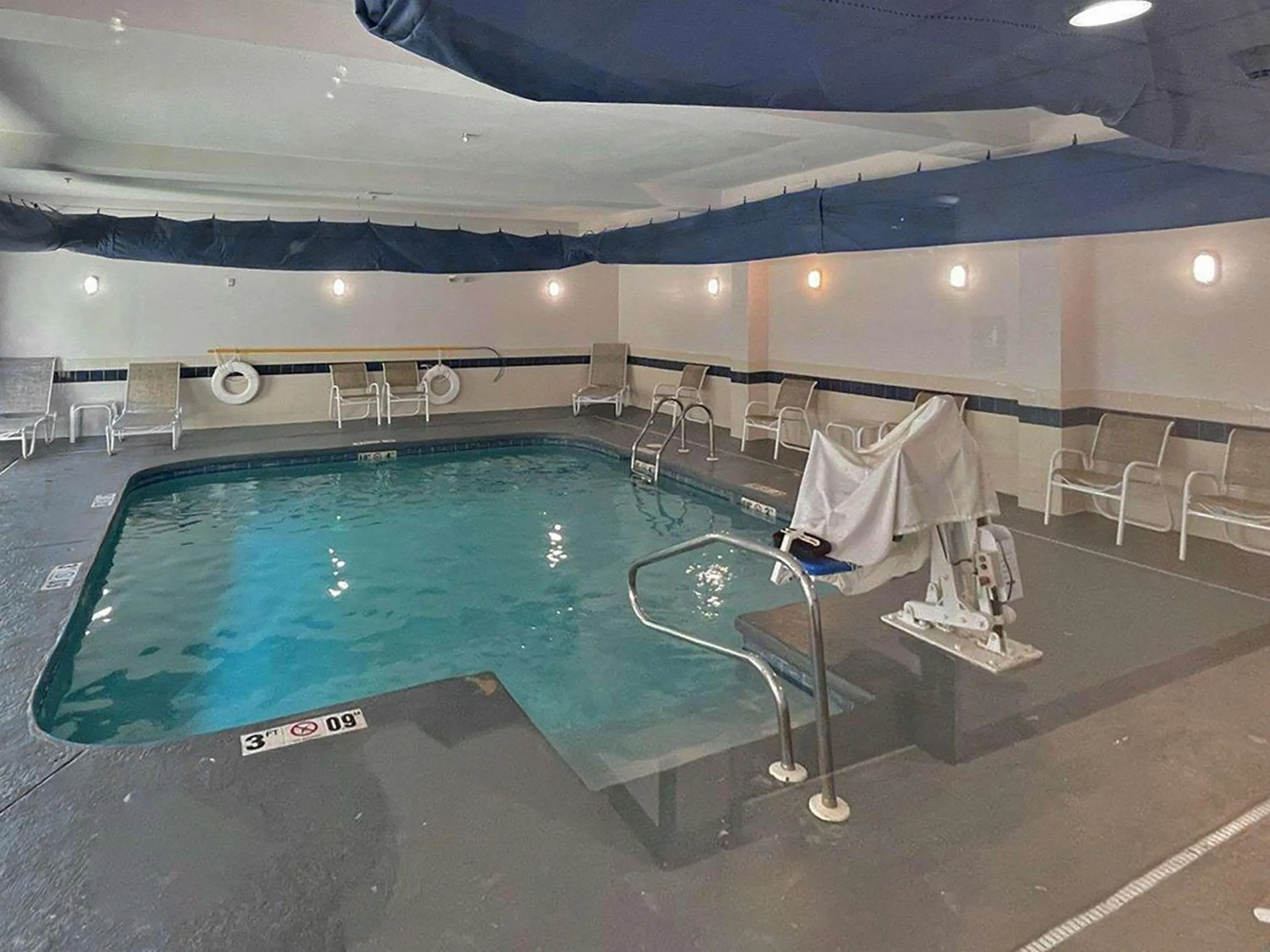Swimming pool in Comfort Suites Mobile-South Alabama University Area