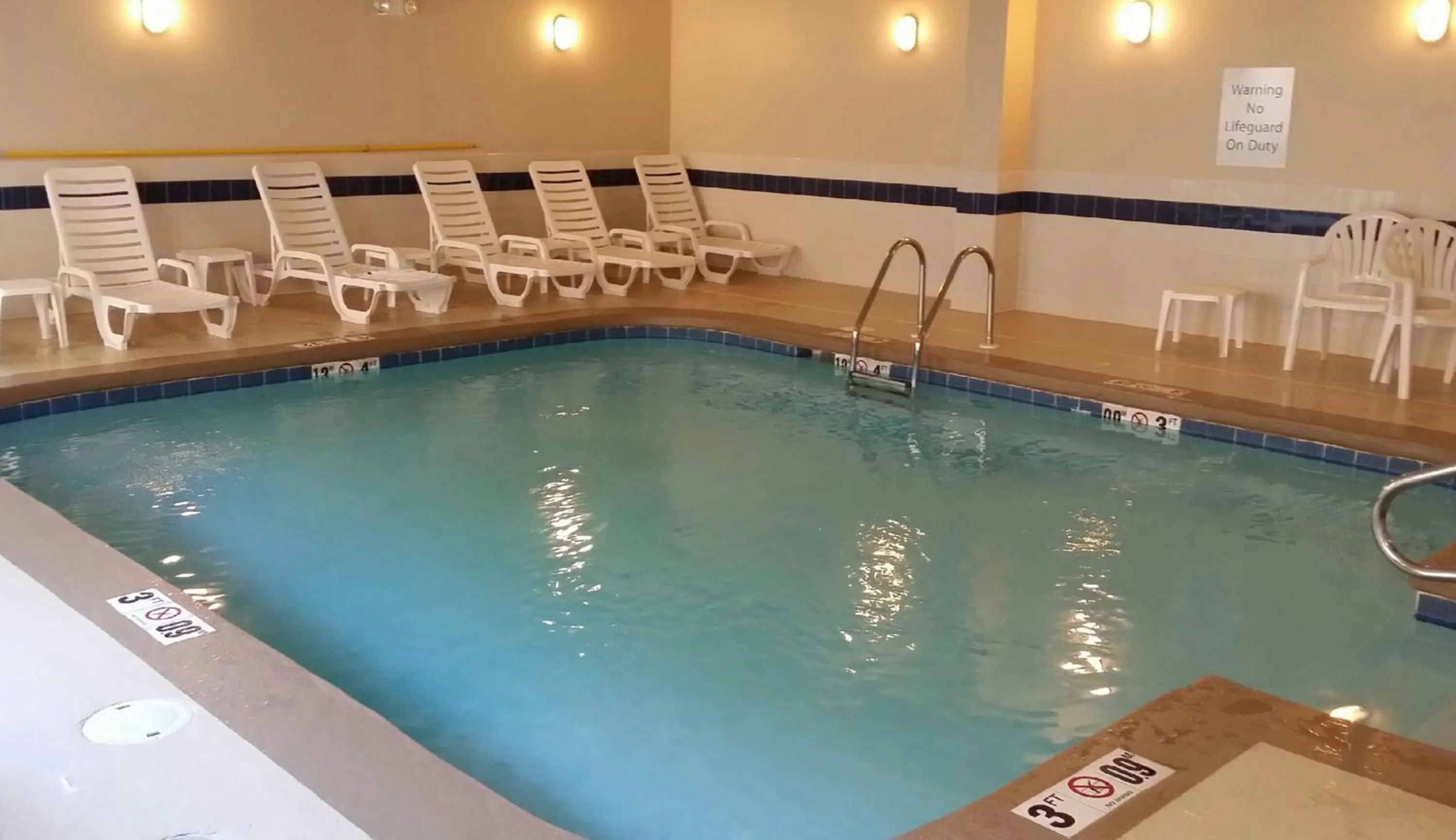 Swimming pool in Comfort Suites Mobile-South Alabama University Area