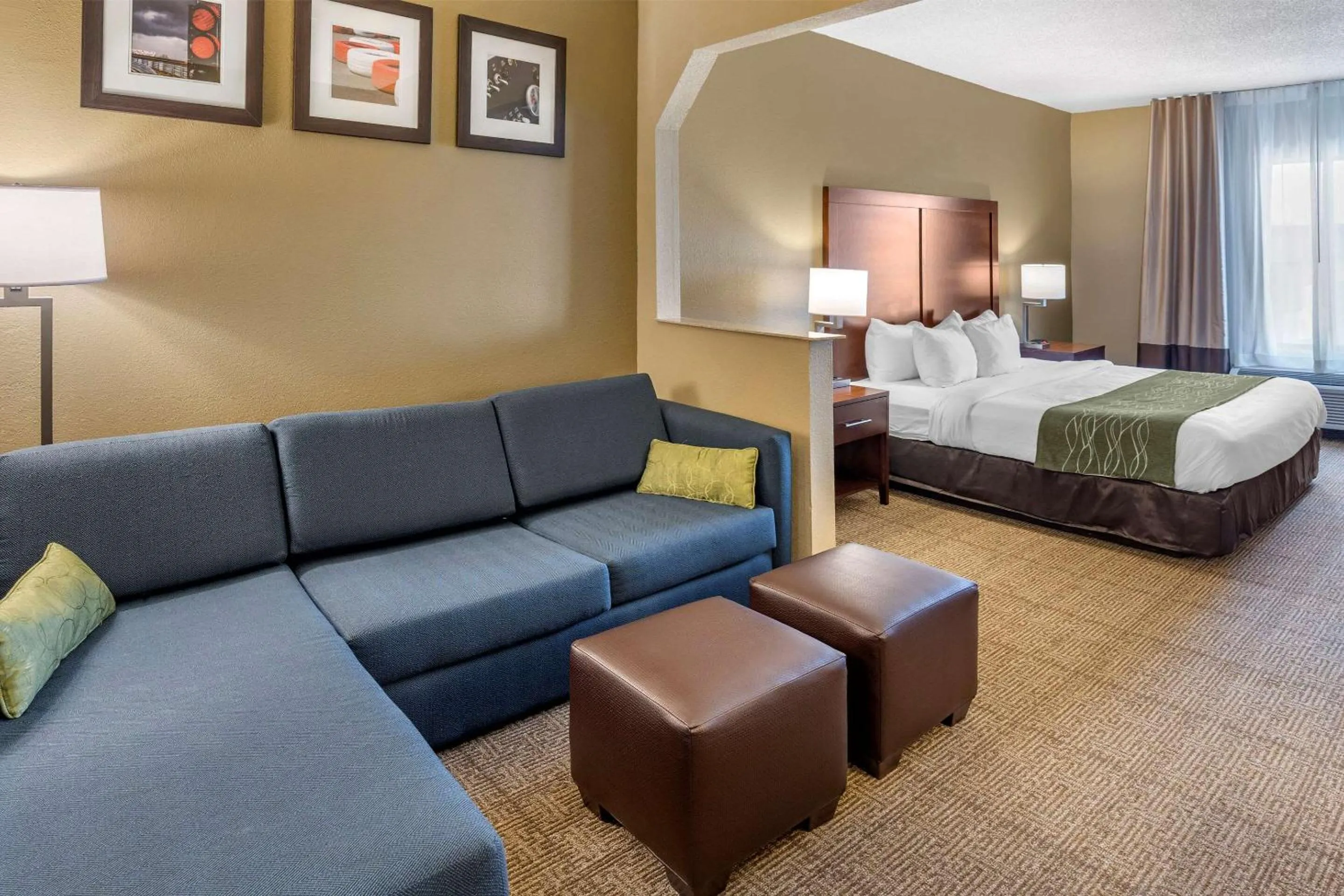 Photo of the whole room, Bed in Comfort Inn & Suites
