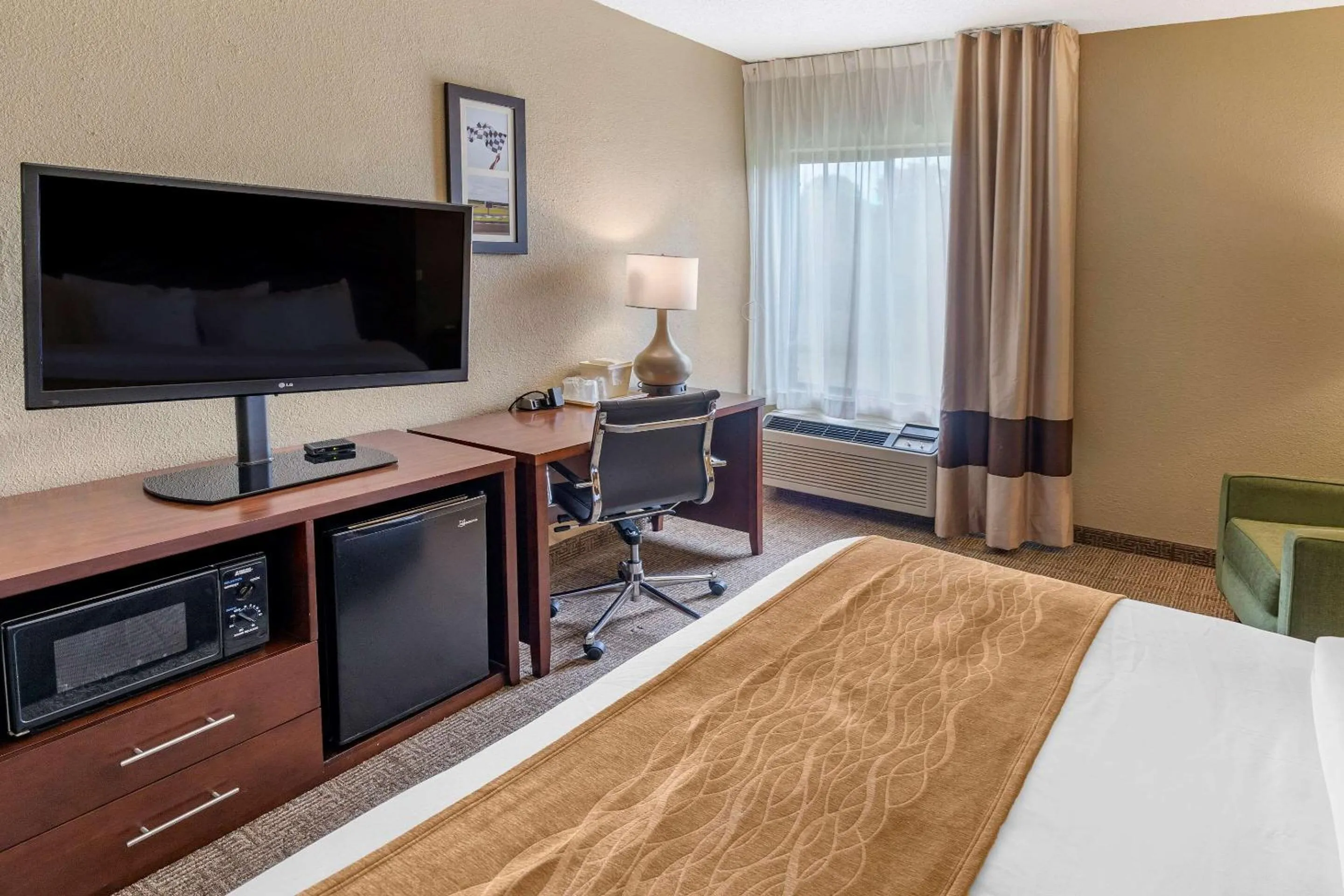 Photo of the whole room, Bed in Comfort Inn & Suites