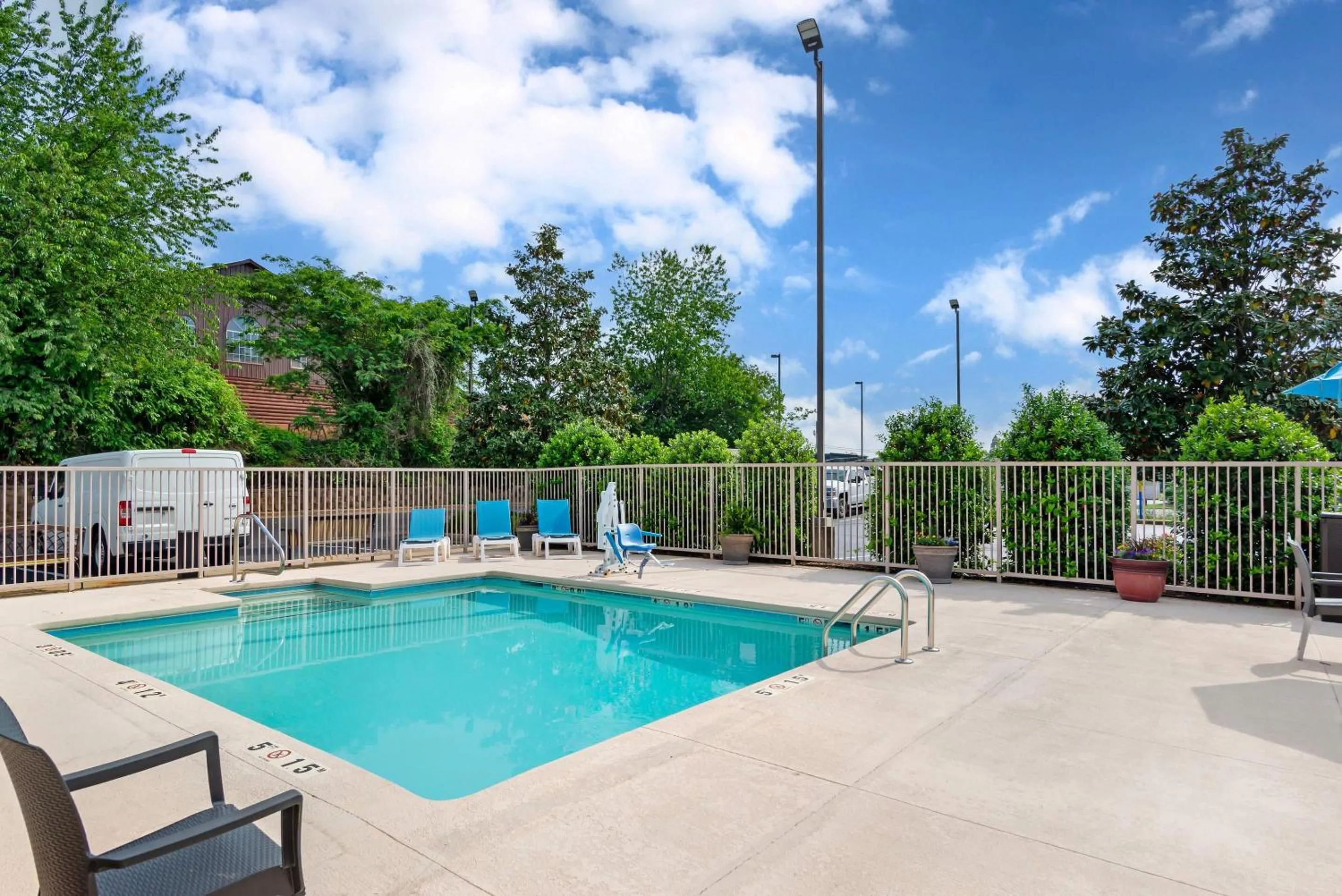 Swimming pool in Comfort Suites Oxford I-20 exit 188