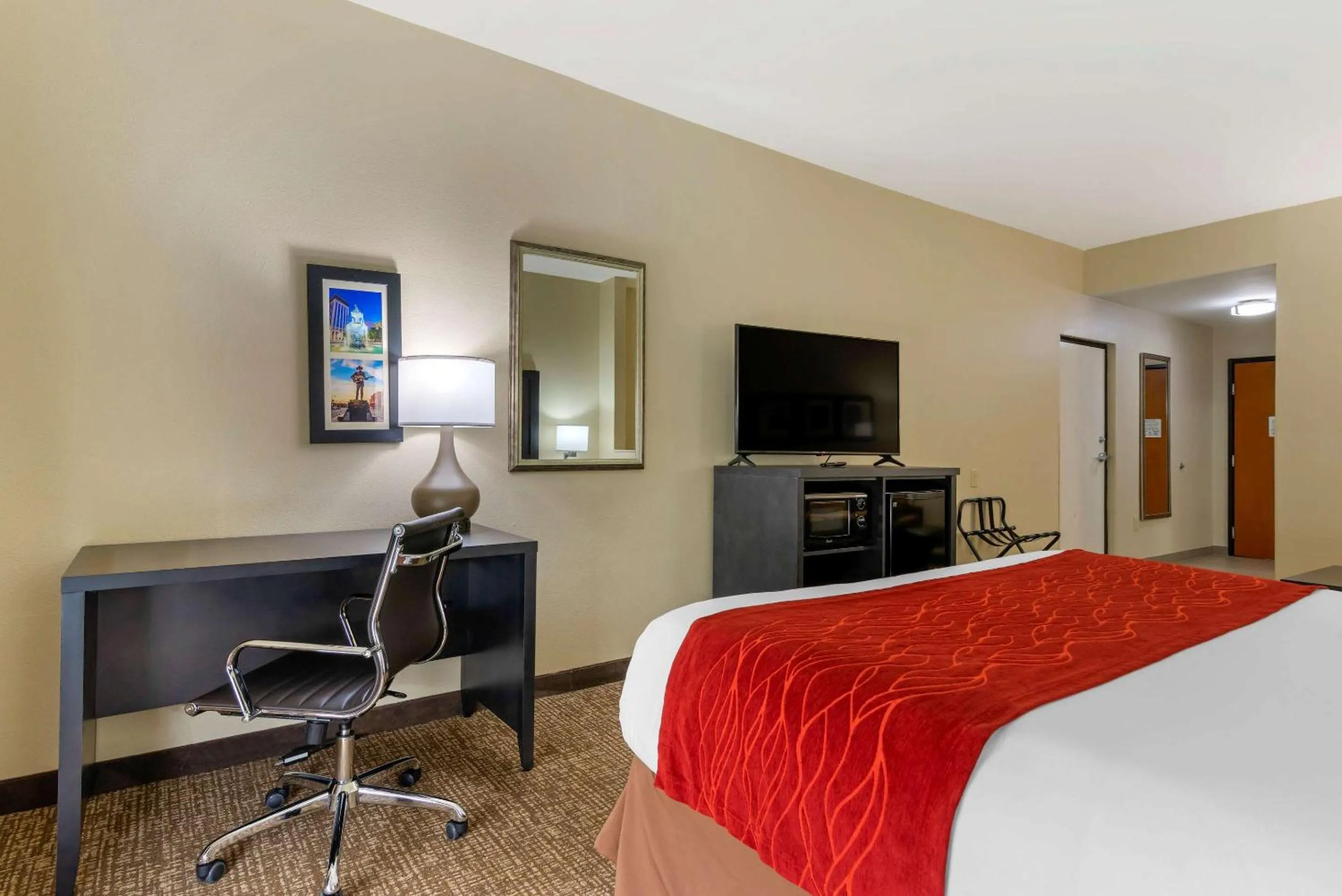 Photo of the whole room, Bed in Comfort Inn & Suites Montgomery Eastchase
