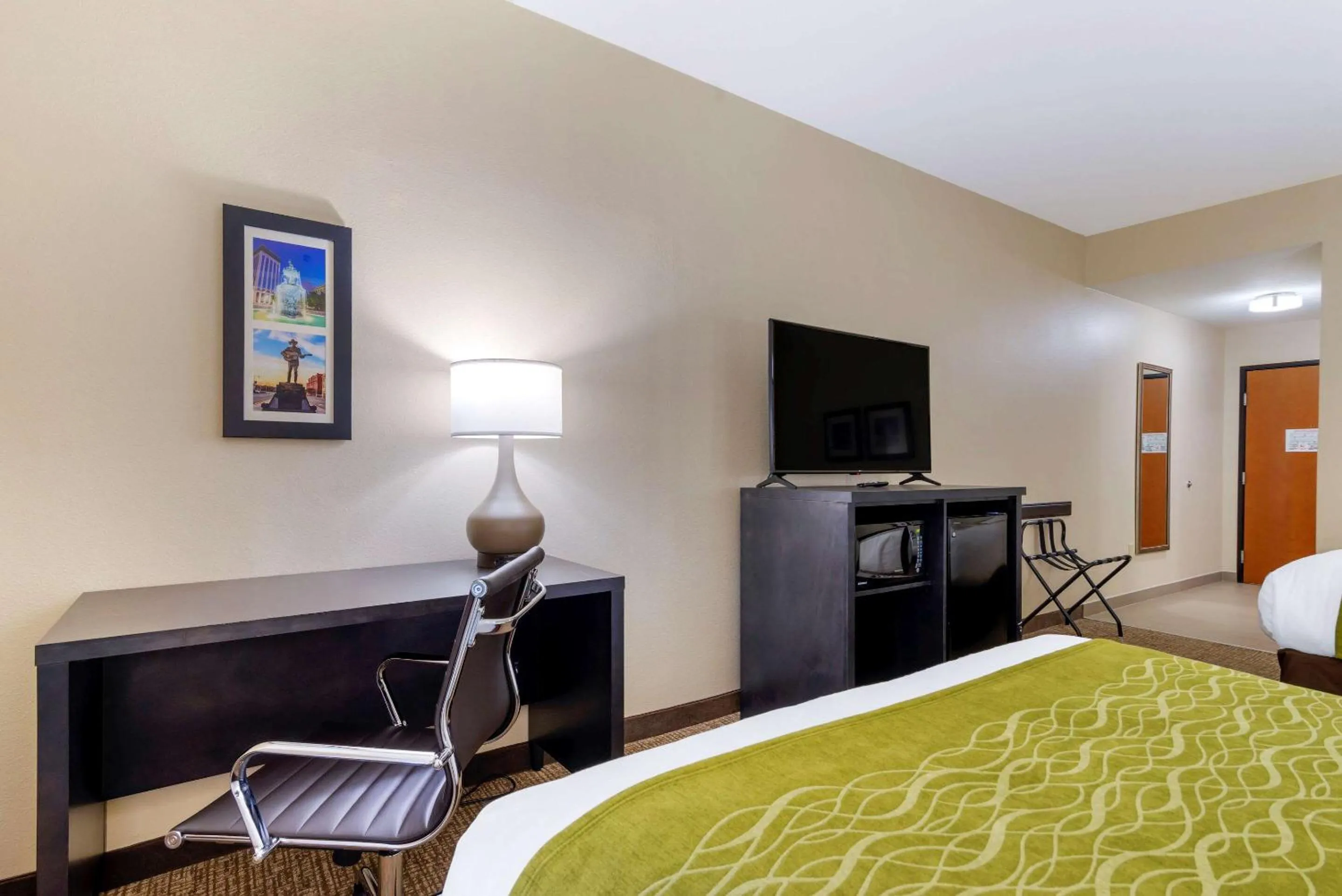 Photo of the whole room, Bed in Comfort Inn & Suites Montgomery Eastchase