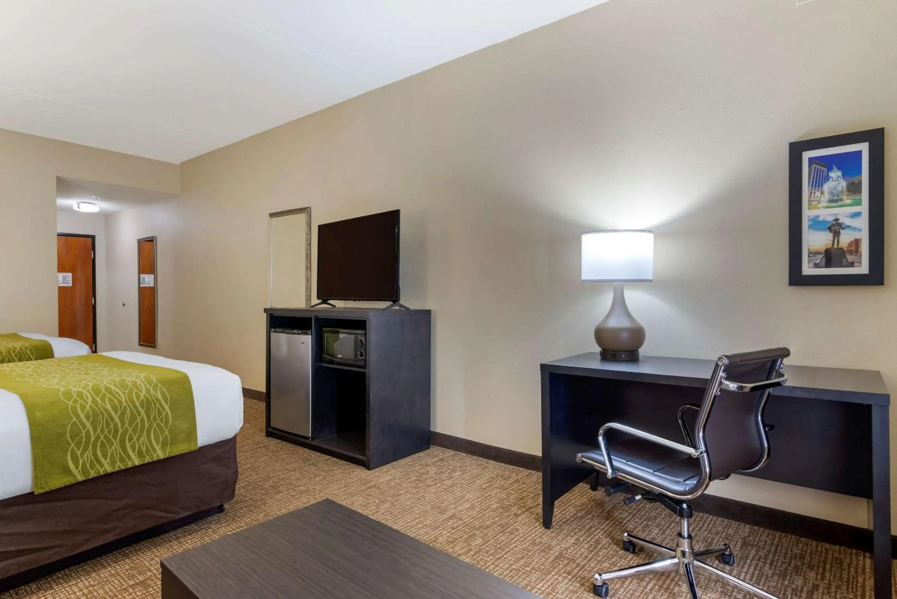 Photo of the whole room, Bed in Comfort Inn & Suites Montgomery Eastchase